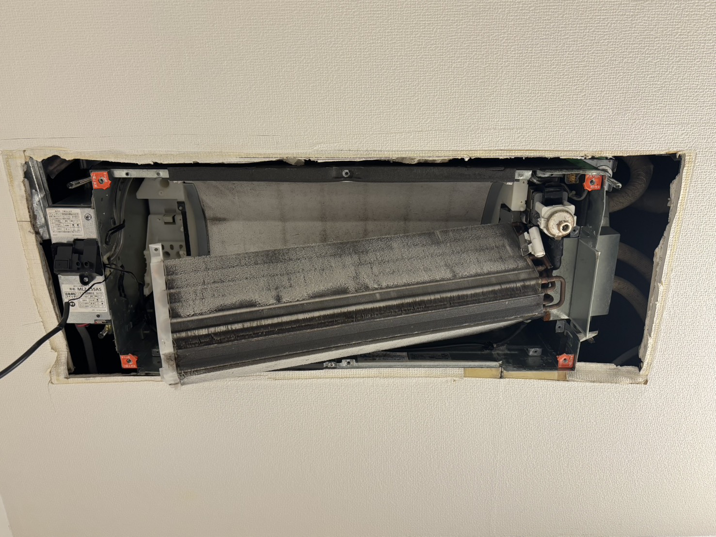 茨城県水戸市の業務用天井埋め込みエアコンの作業前1