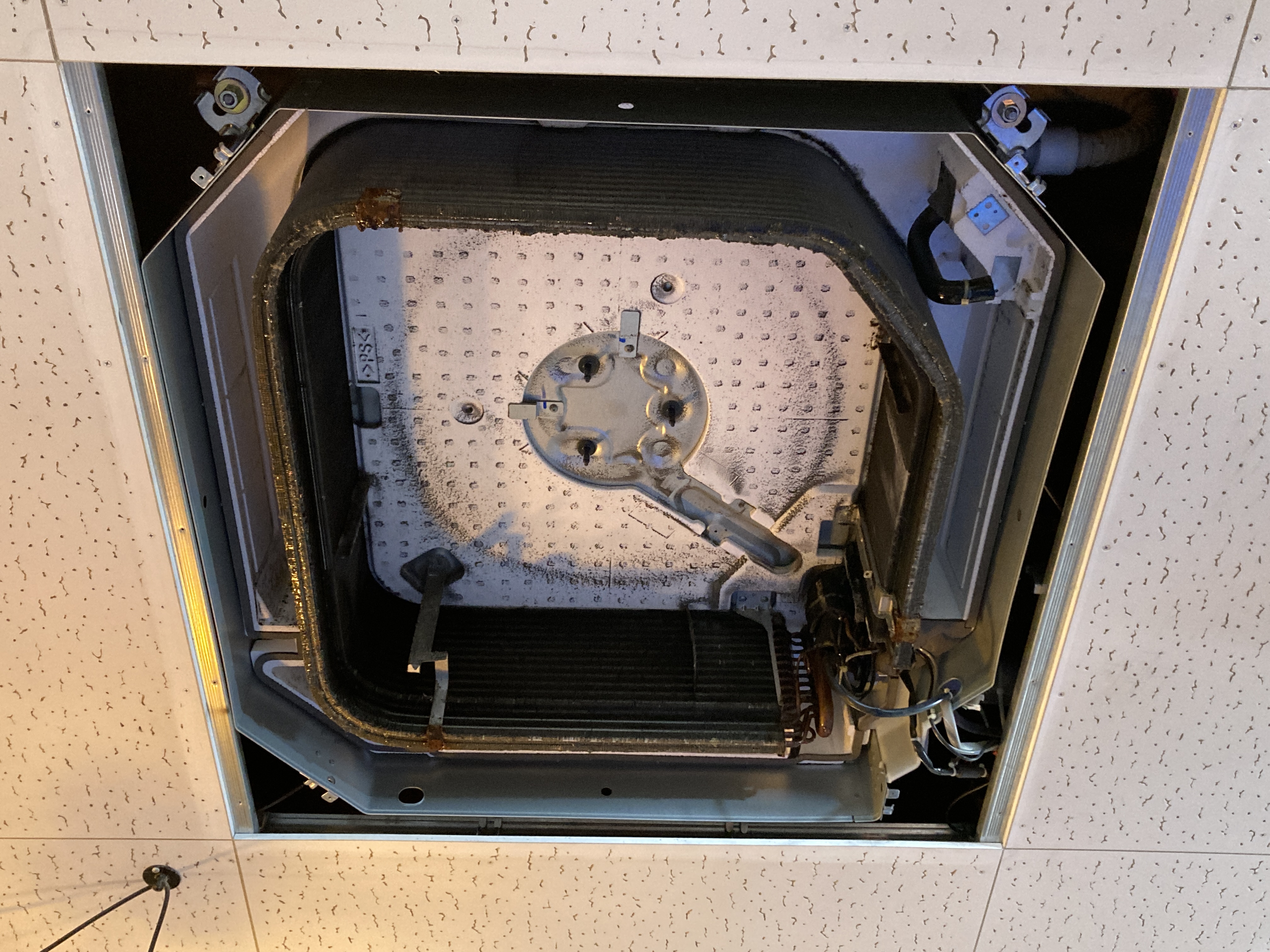 京都府京都市中京区西ノ京星池町の業務用天井埋め込みエアコンの作業前1