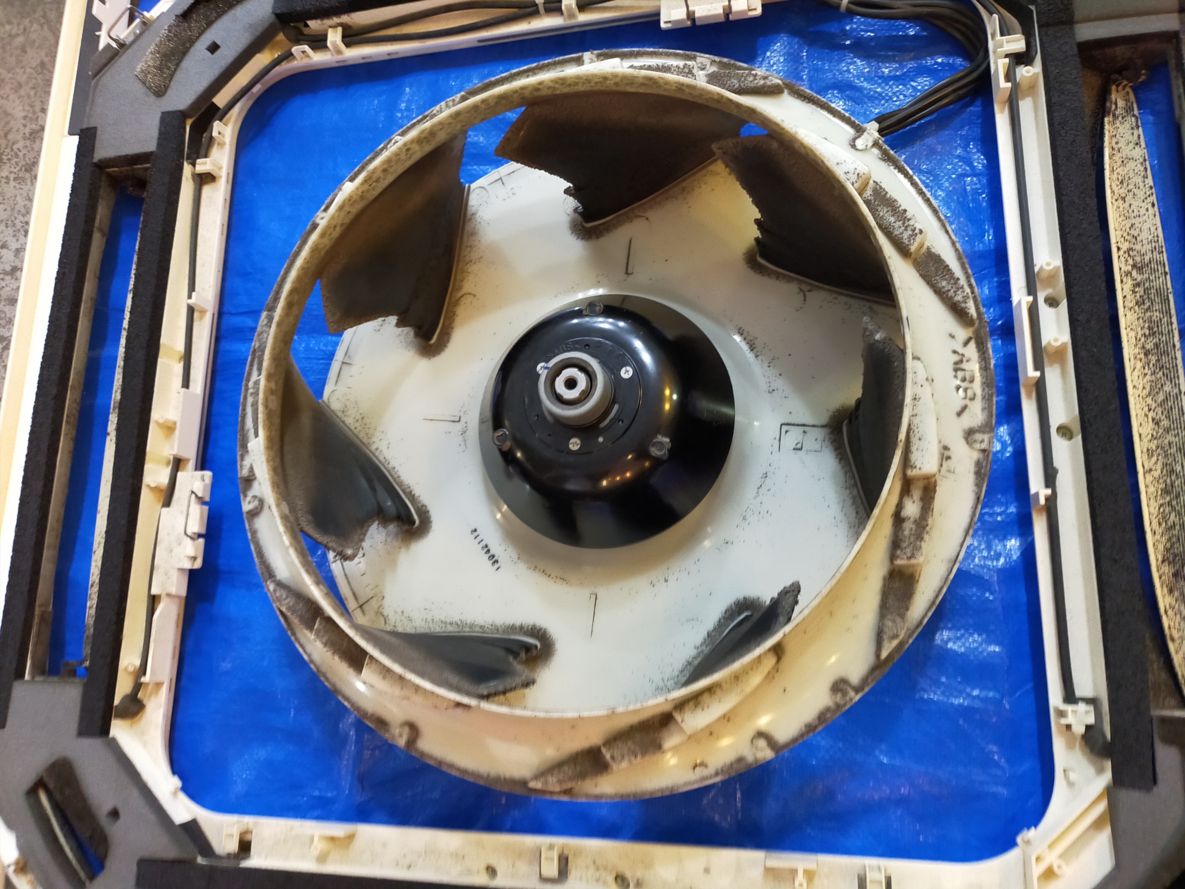 京都府京都市中京区西ノ京星池町の業務用天井埋め込みエアコンの作業前3