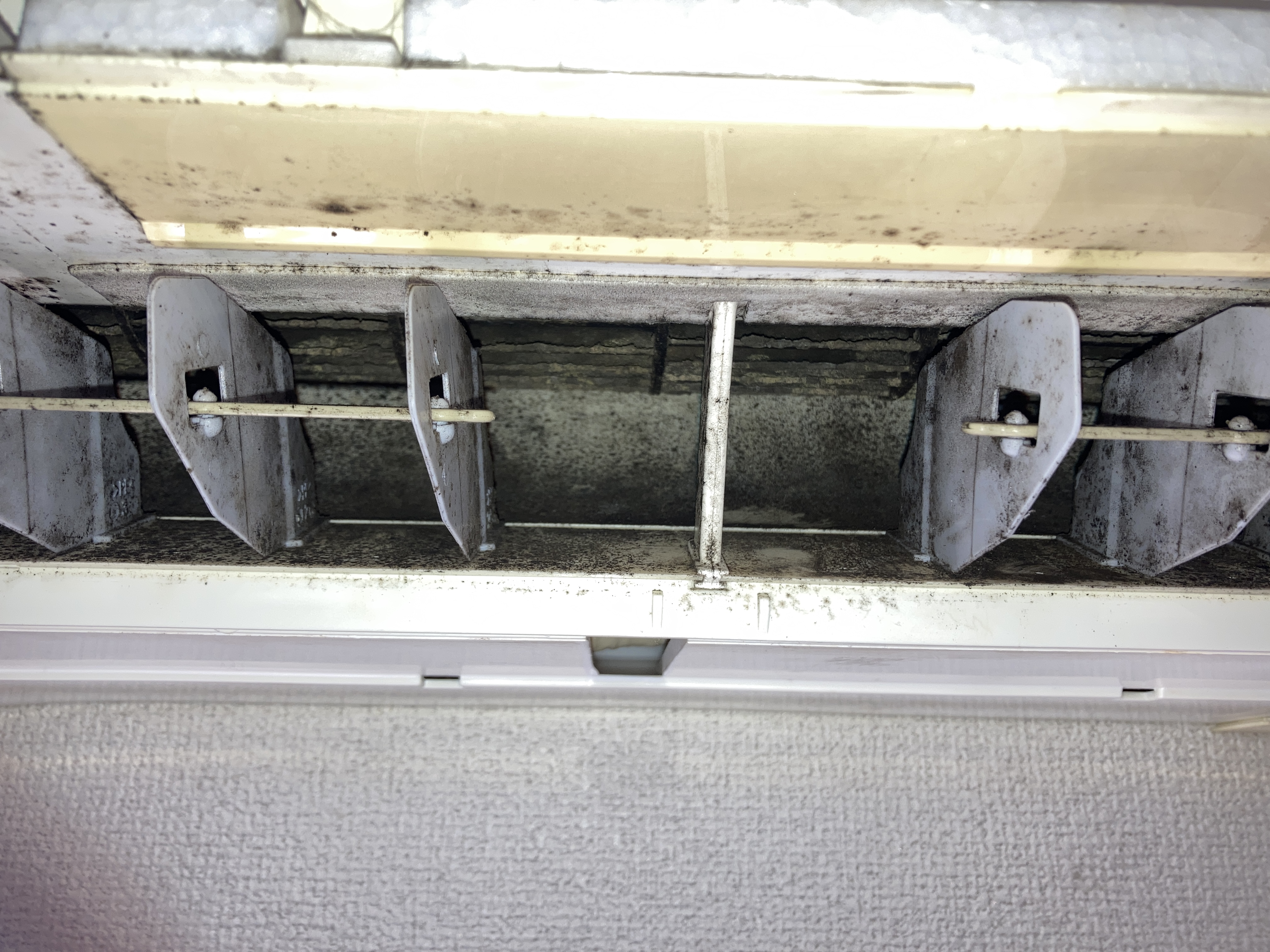 京都府京都市南区西九条東御幸田町のお掃除機能付きエアコンの作業前2