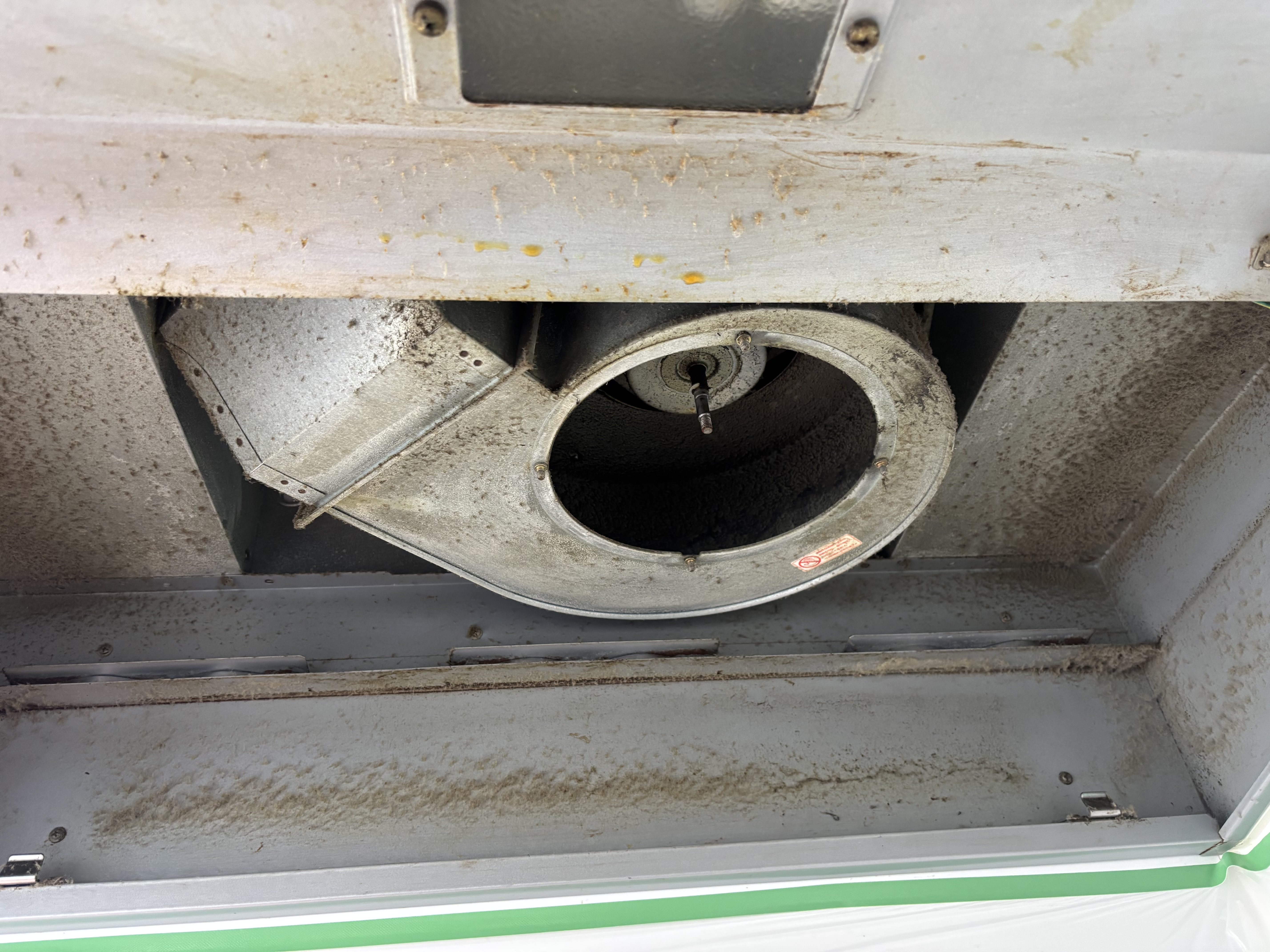 埼玉県草加市のレンジフードクリーニングの作業前1