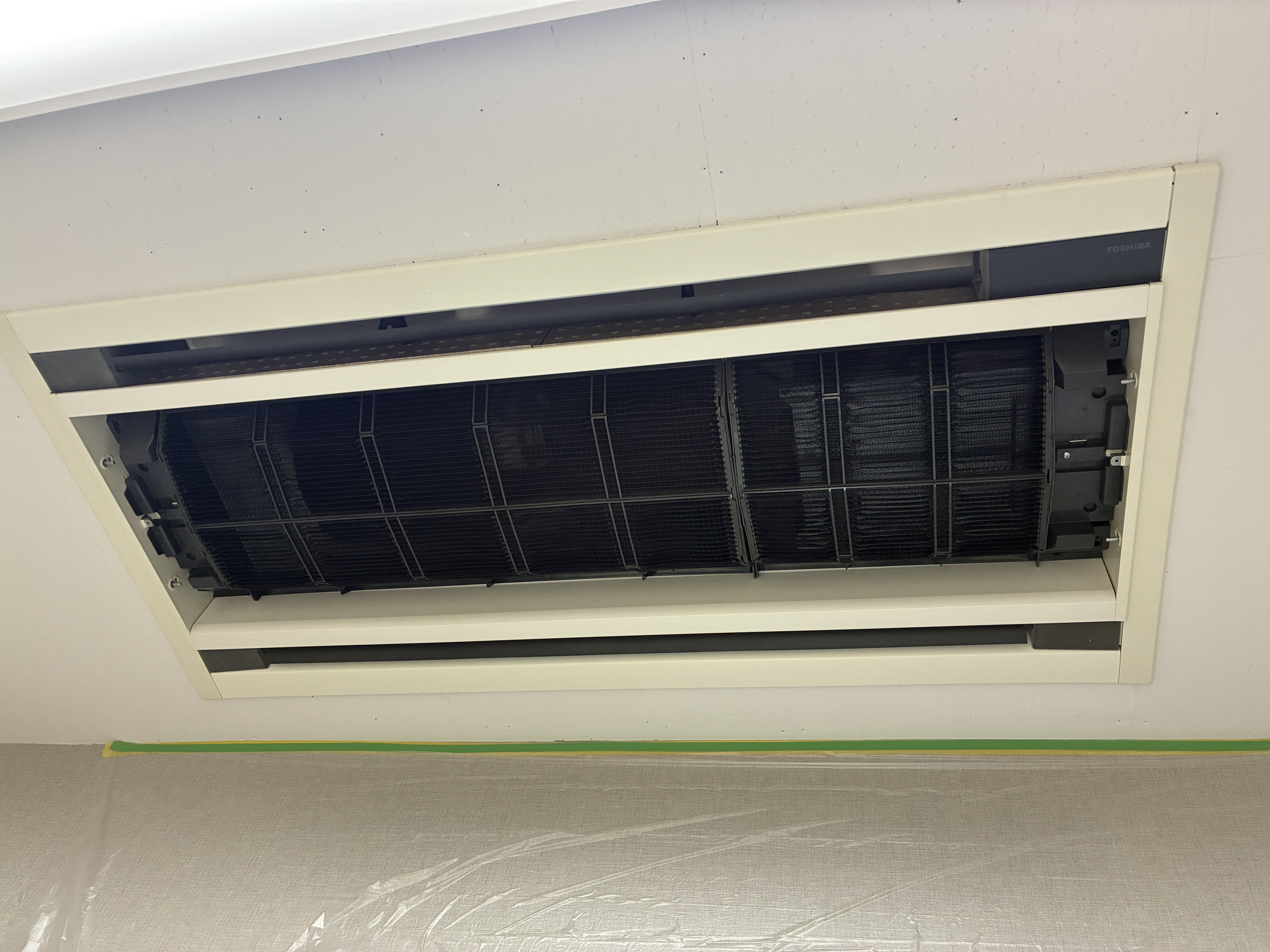 茨城県守谷市の業務用天井埋め込みエアコンの作業後1