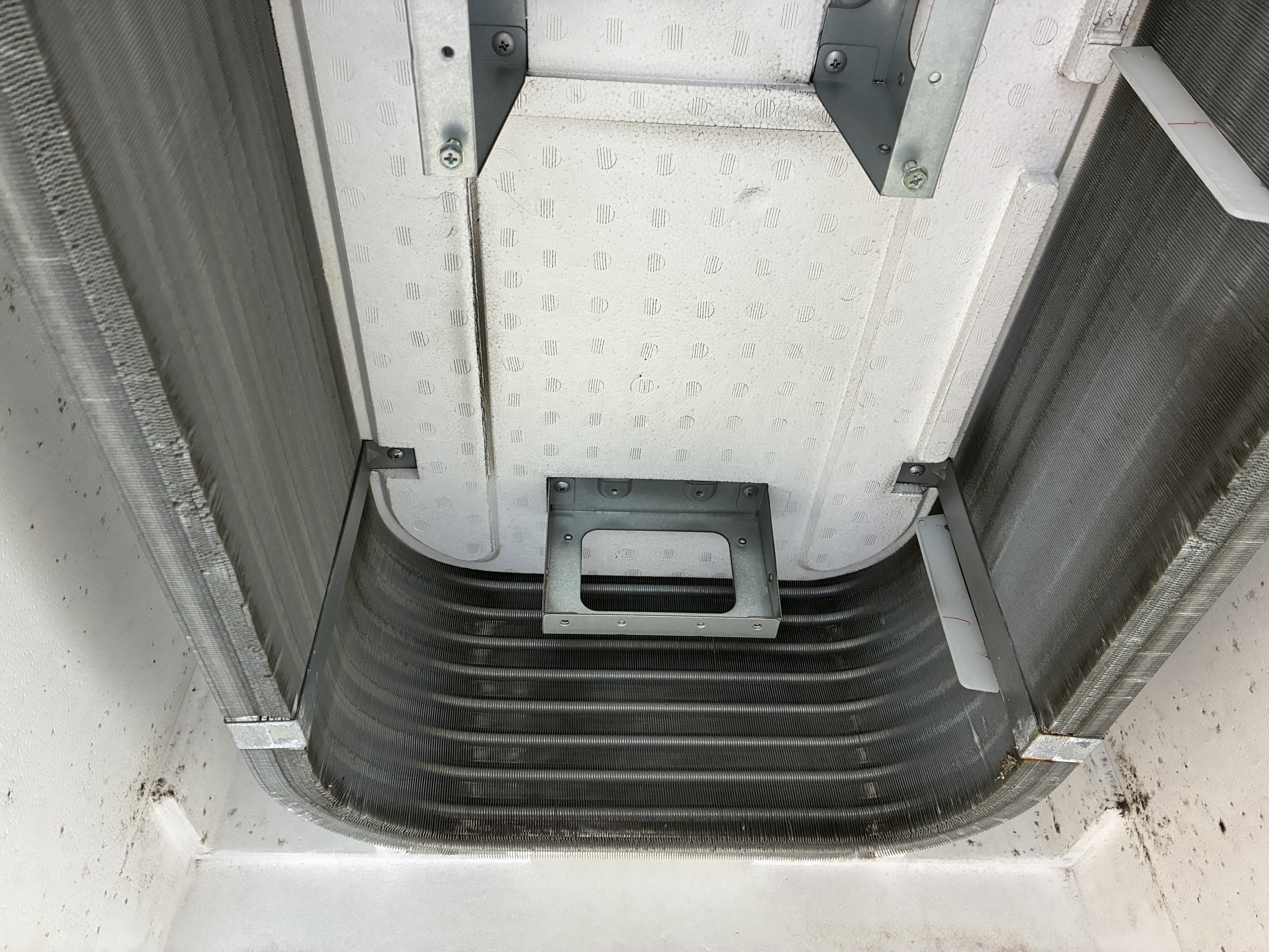 茨城県守谷市の業務用天井埋め込みエアコンの作業前2