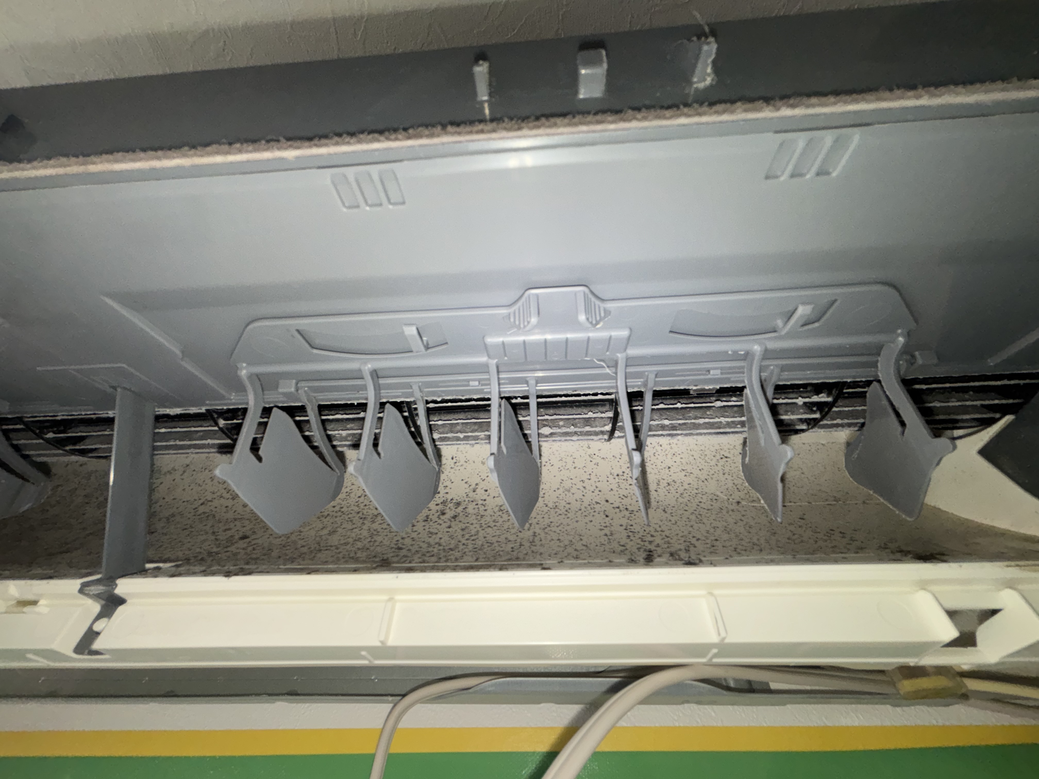 埼玉県新座市の壁掛けエアコンの作業前2