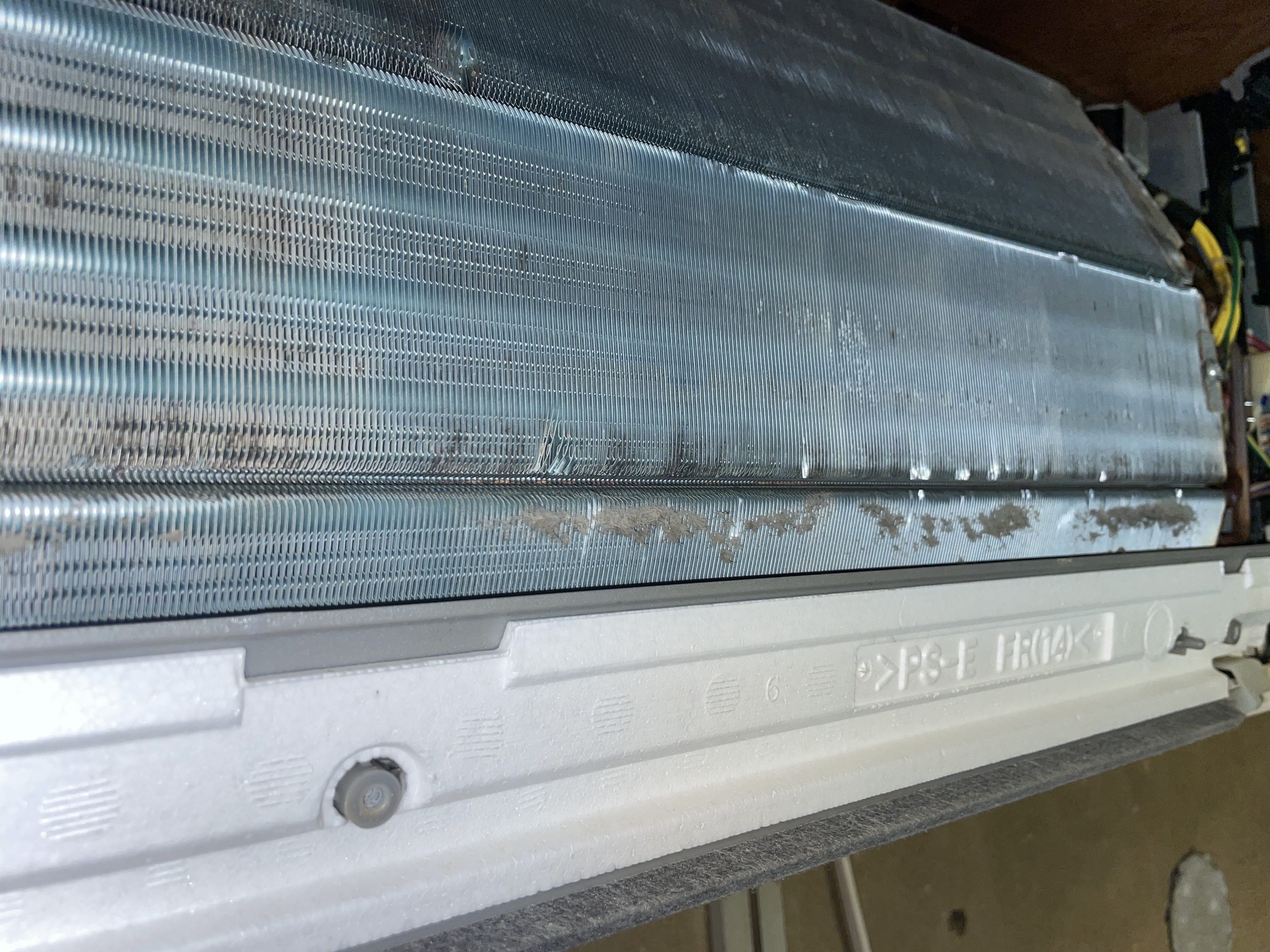 神奈川県横浜市南区のお掃除機能付きエアコンの作業前1