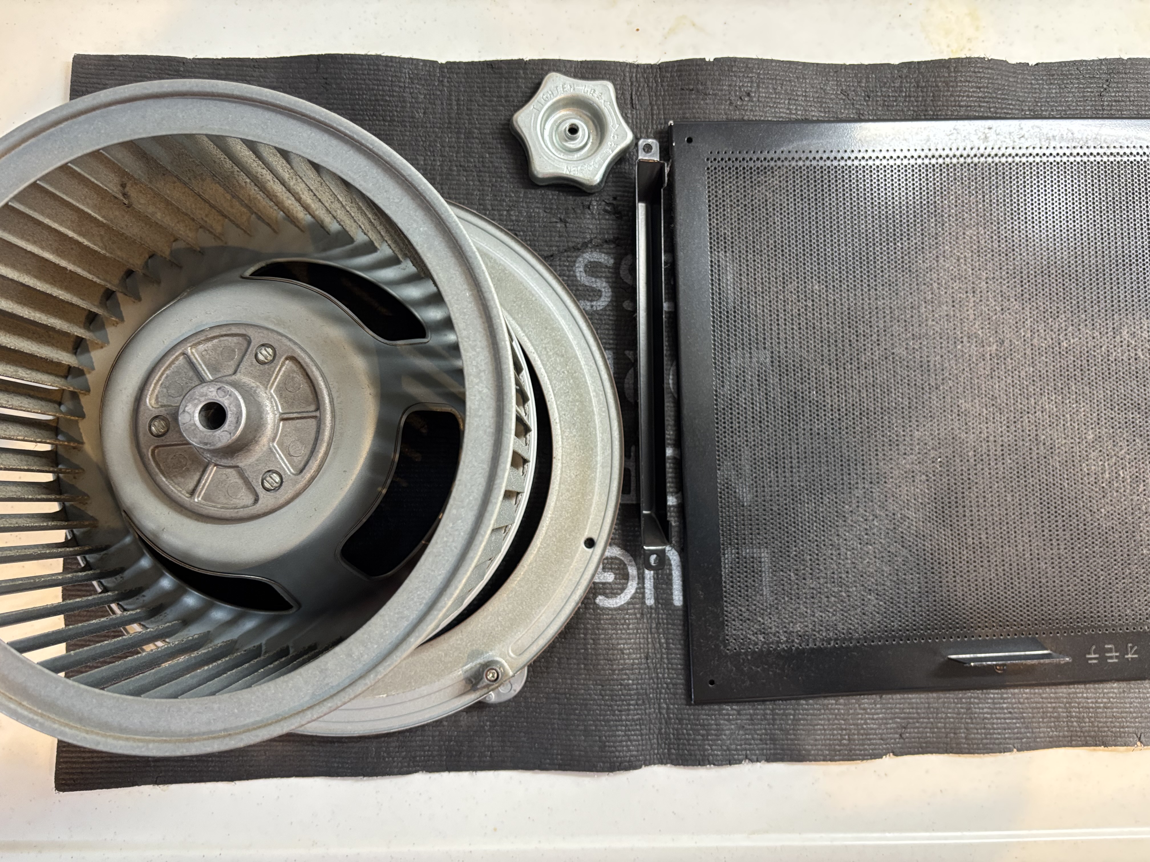 埼玉県新座市のレンジフードクリーニングの作業前2