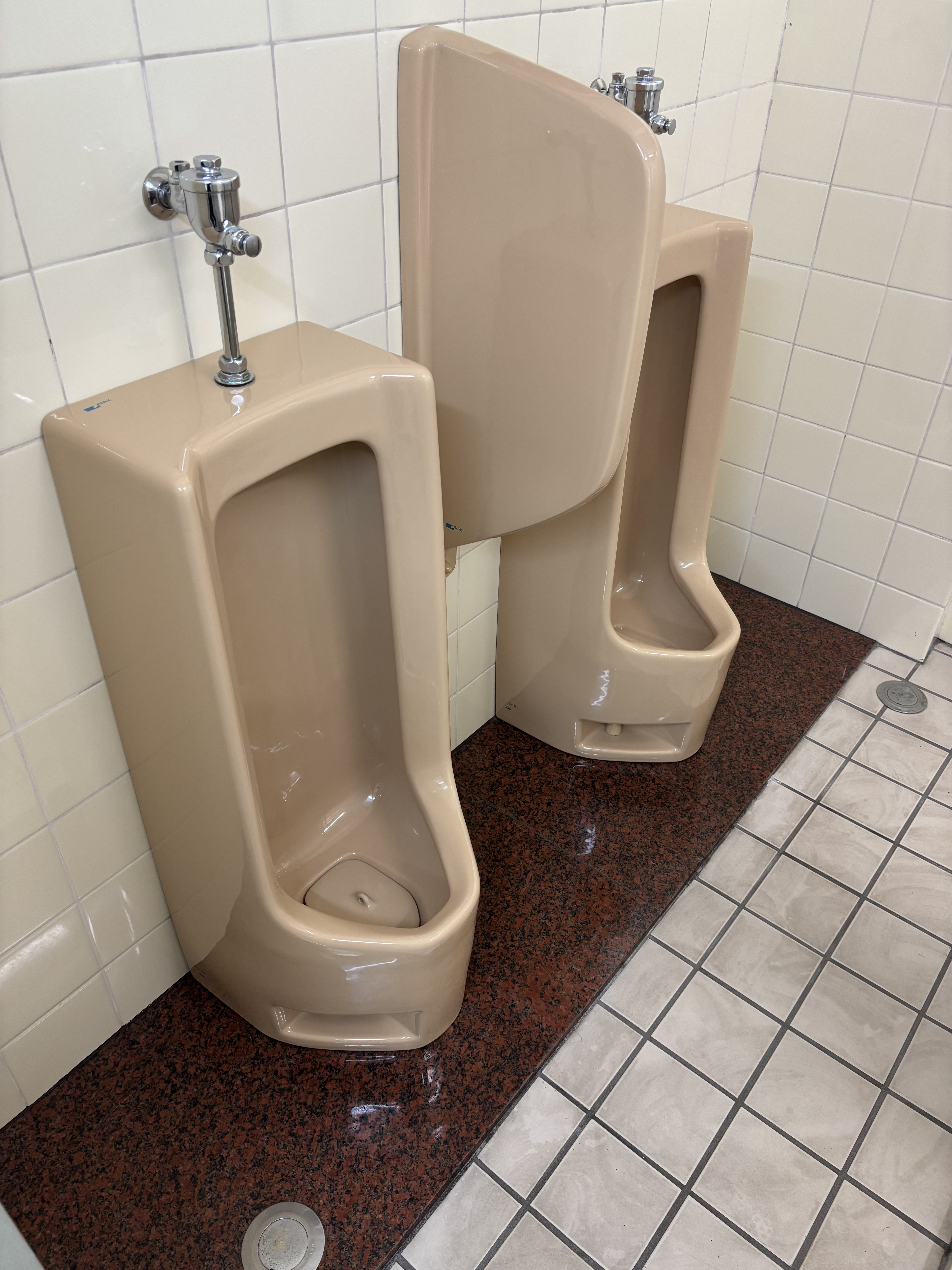 神奈川県藤沢市のオフィス清掃の作業前1