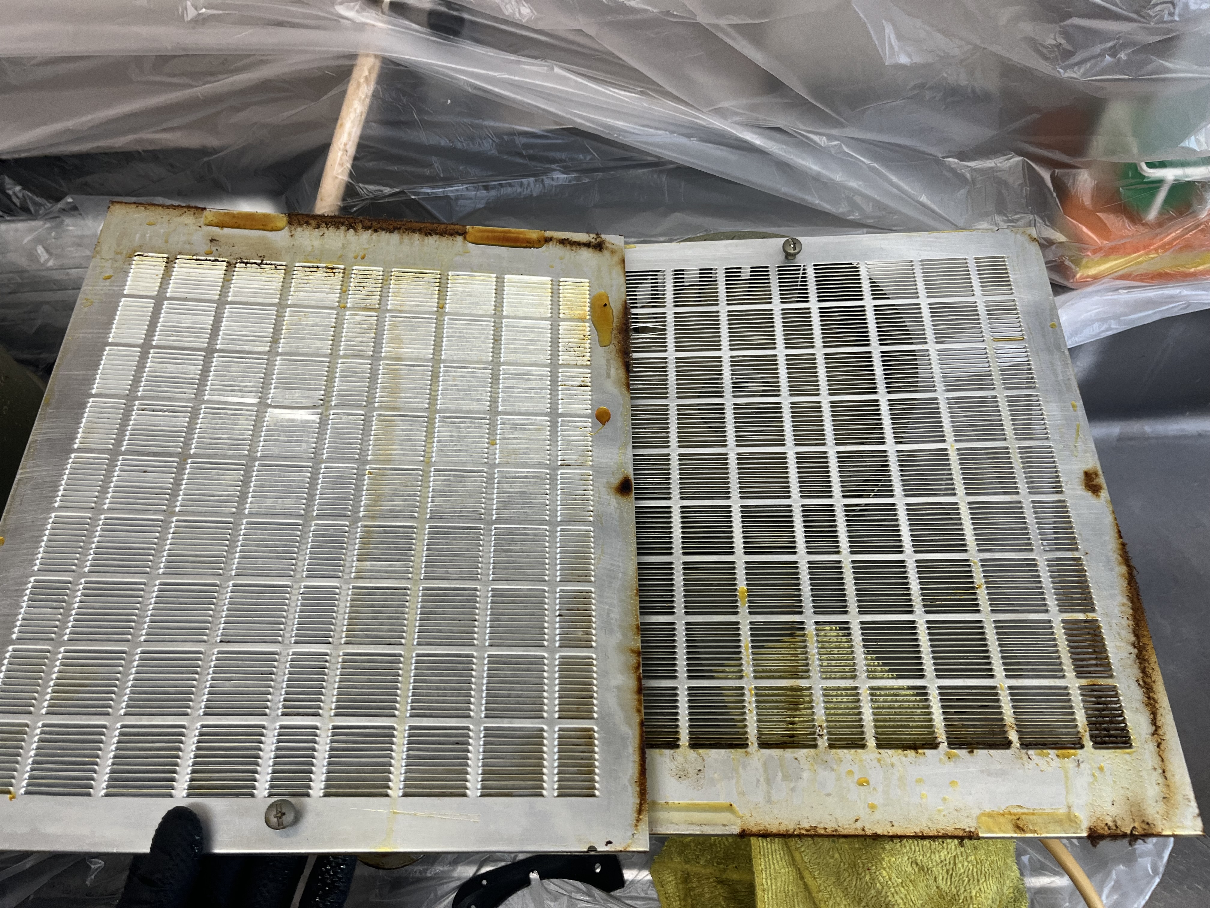 京都府京都市下京区西七条東石ケ坪町のレンジフードクリーニングの作業前3