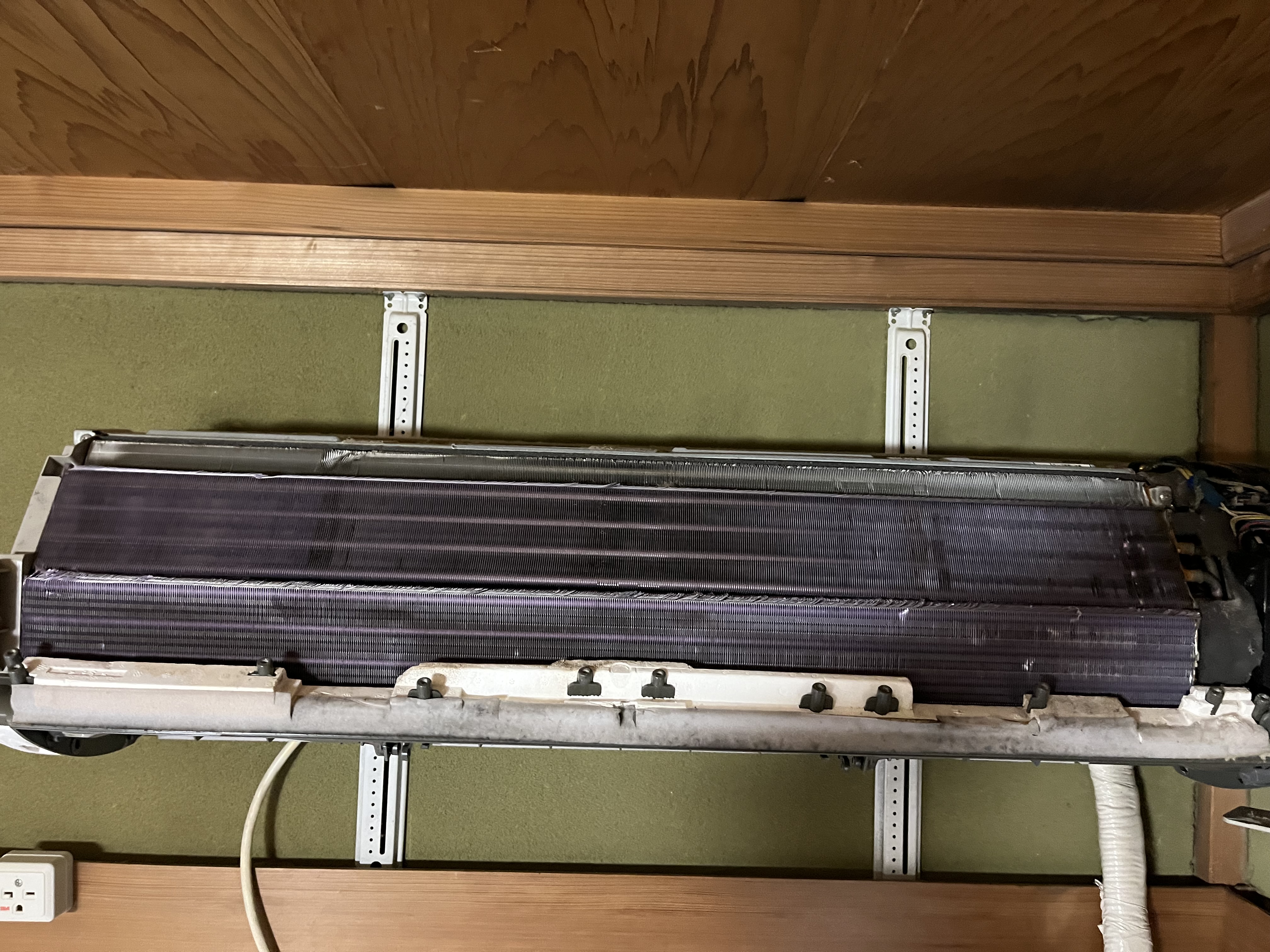 京都府京都市伏見区深草加賀屋敷町のお掃除機能付きエアコンの作業前1