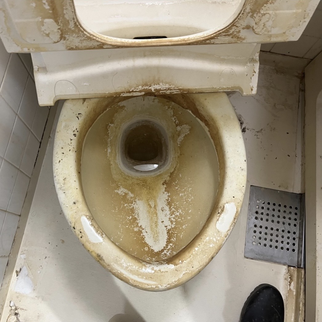青森県弘前市のトイレクリーニングの作業前1
