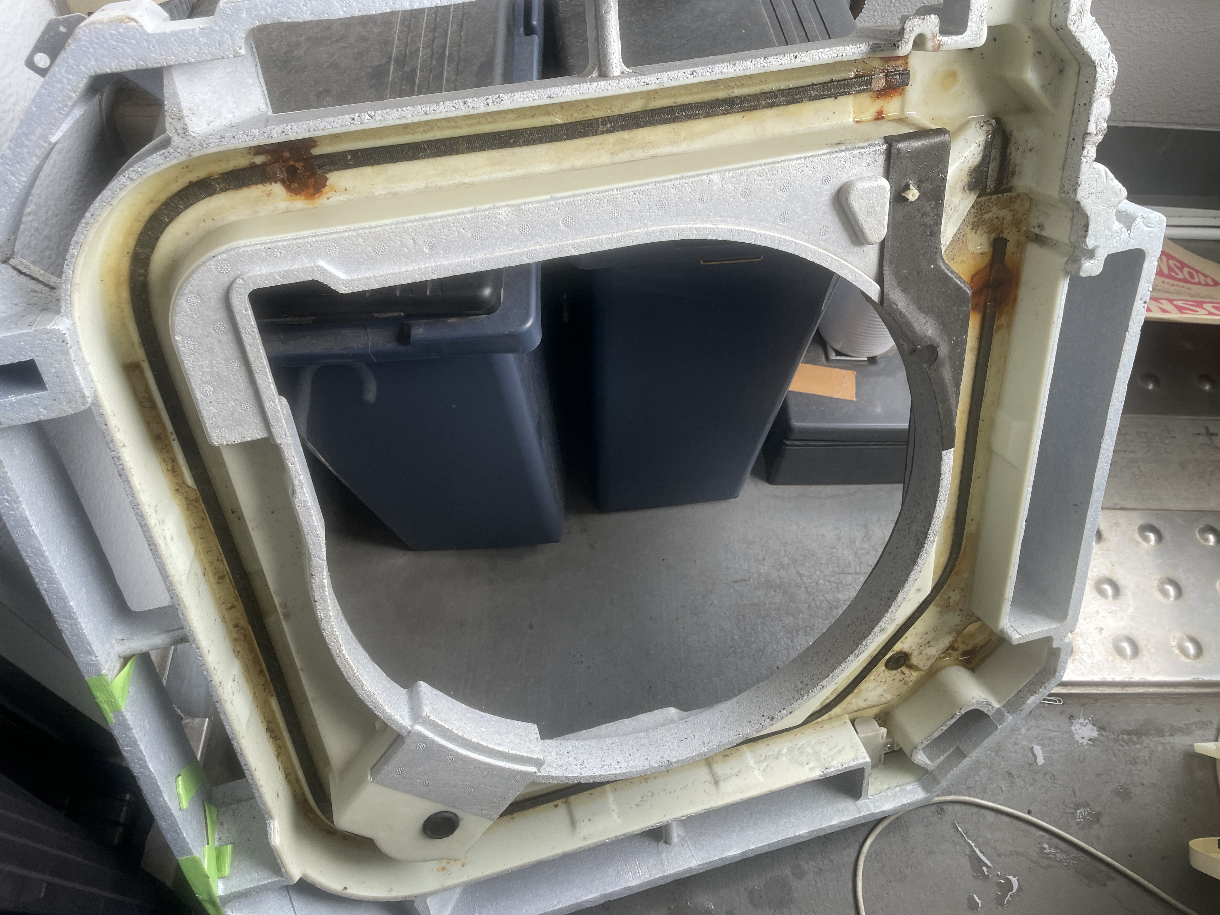 神奈川県横浜市中区の業務用天井埋め込みエアコンの作業前2