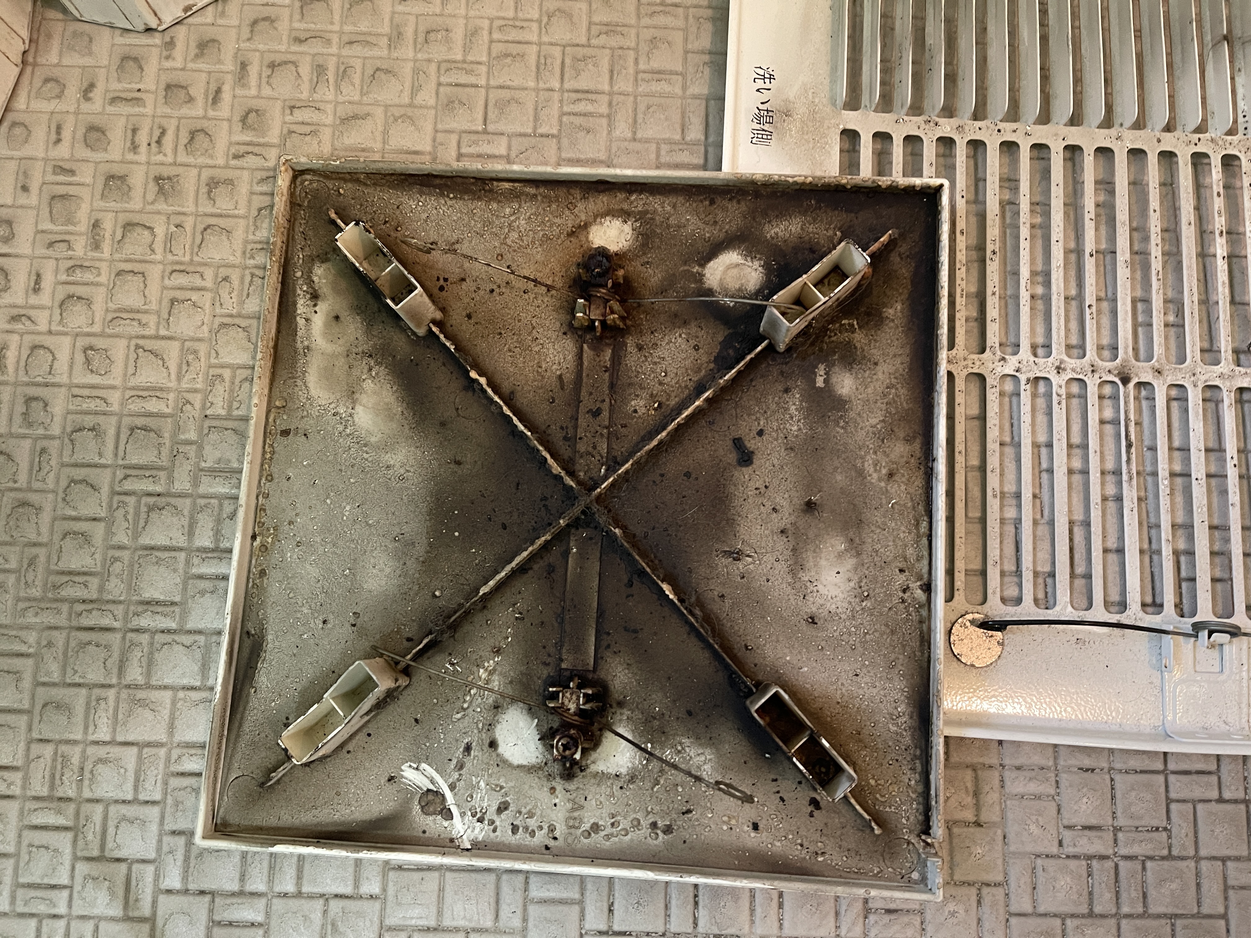 神奈川県横浜市港北区の浴室乾燥機クリーニングの作業前3