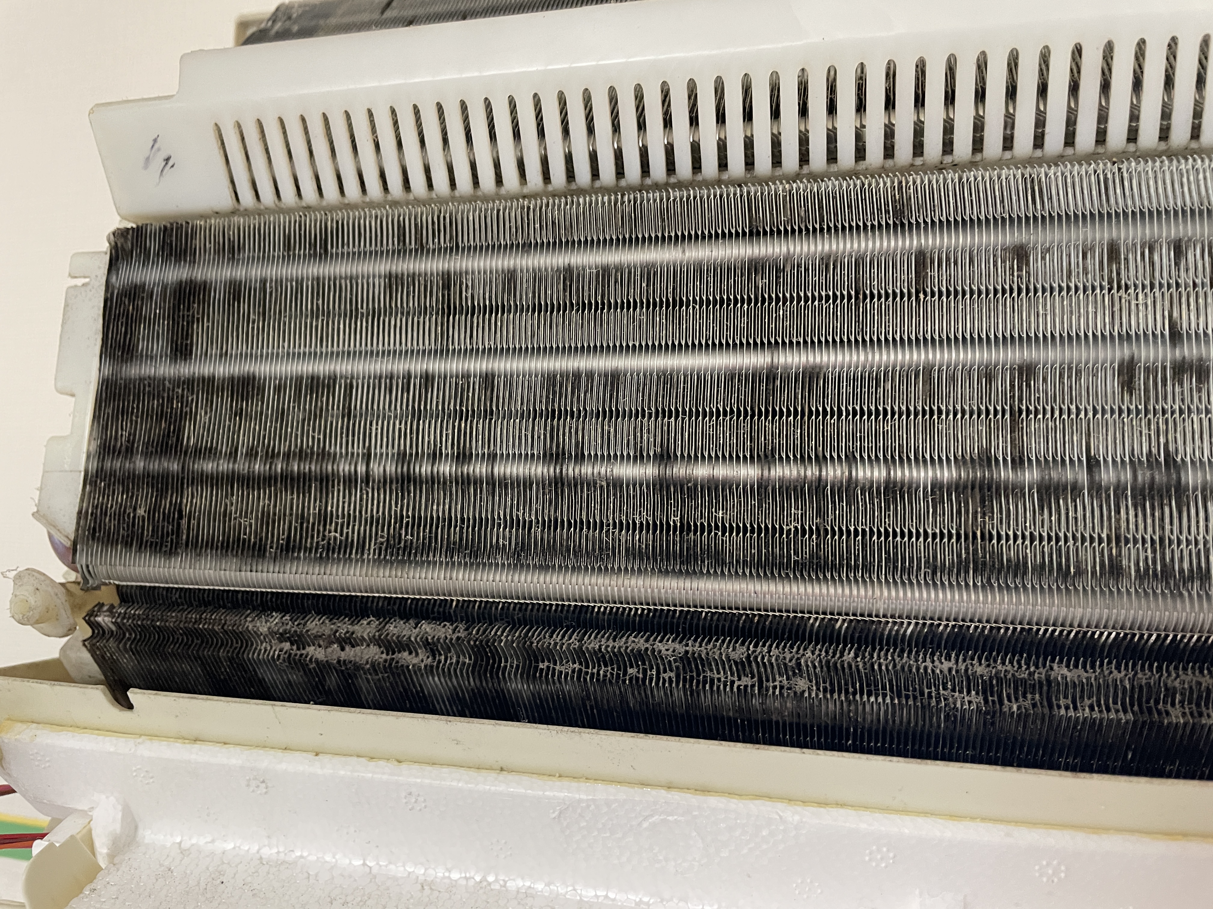 神奈川県横浜市港南区のお掃除機能付きエアコンの作業前1