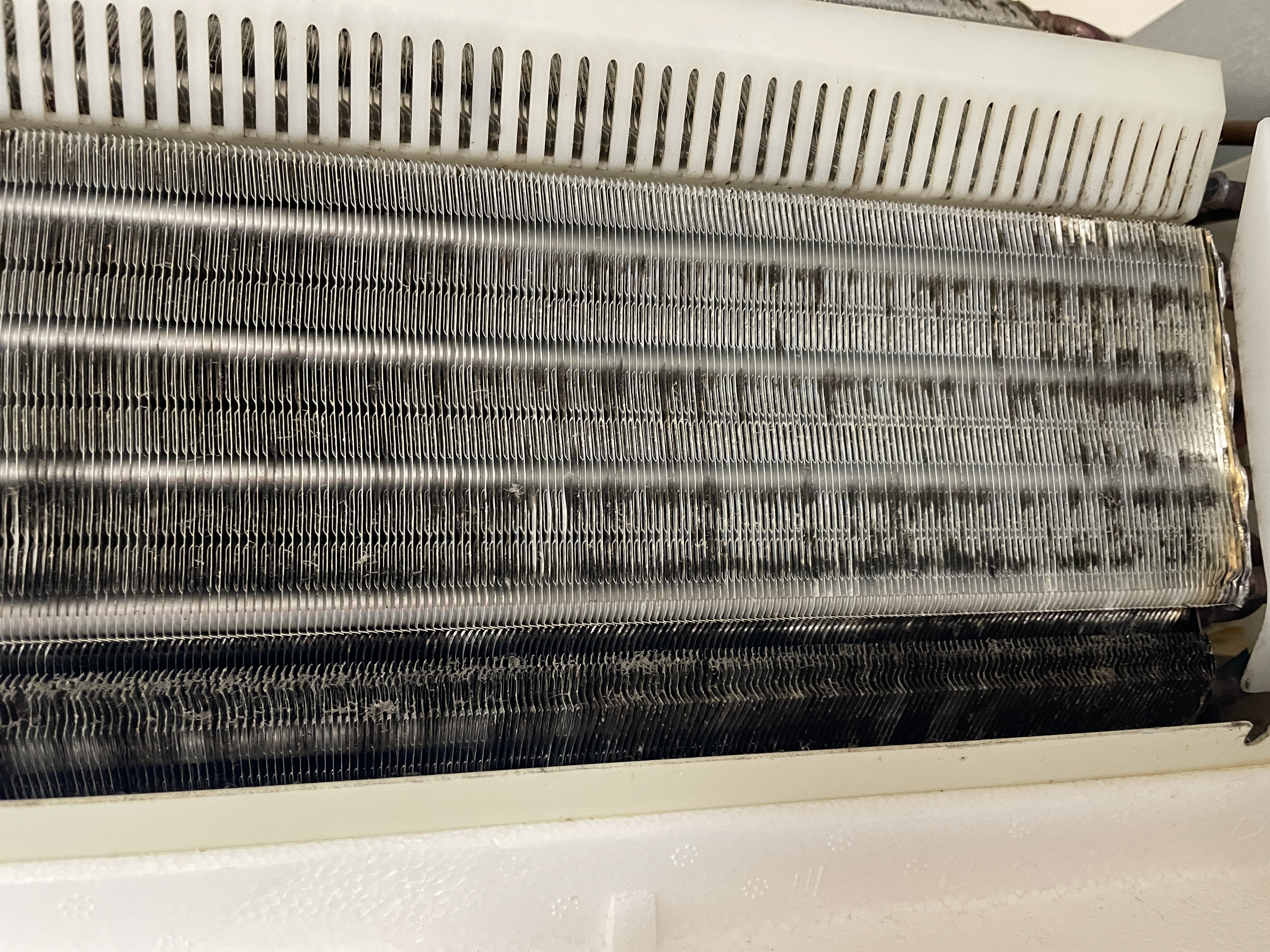 神奈川県横浜市港南区のお掃除機能付きエアコンの作業前2