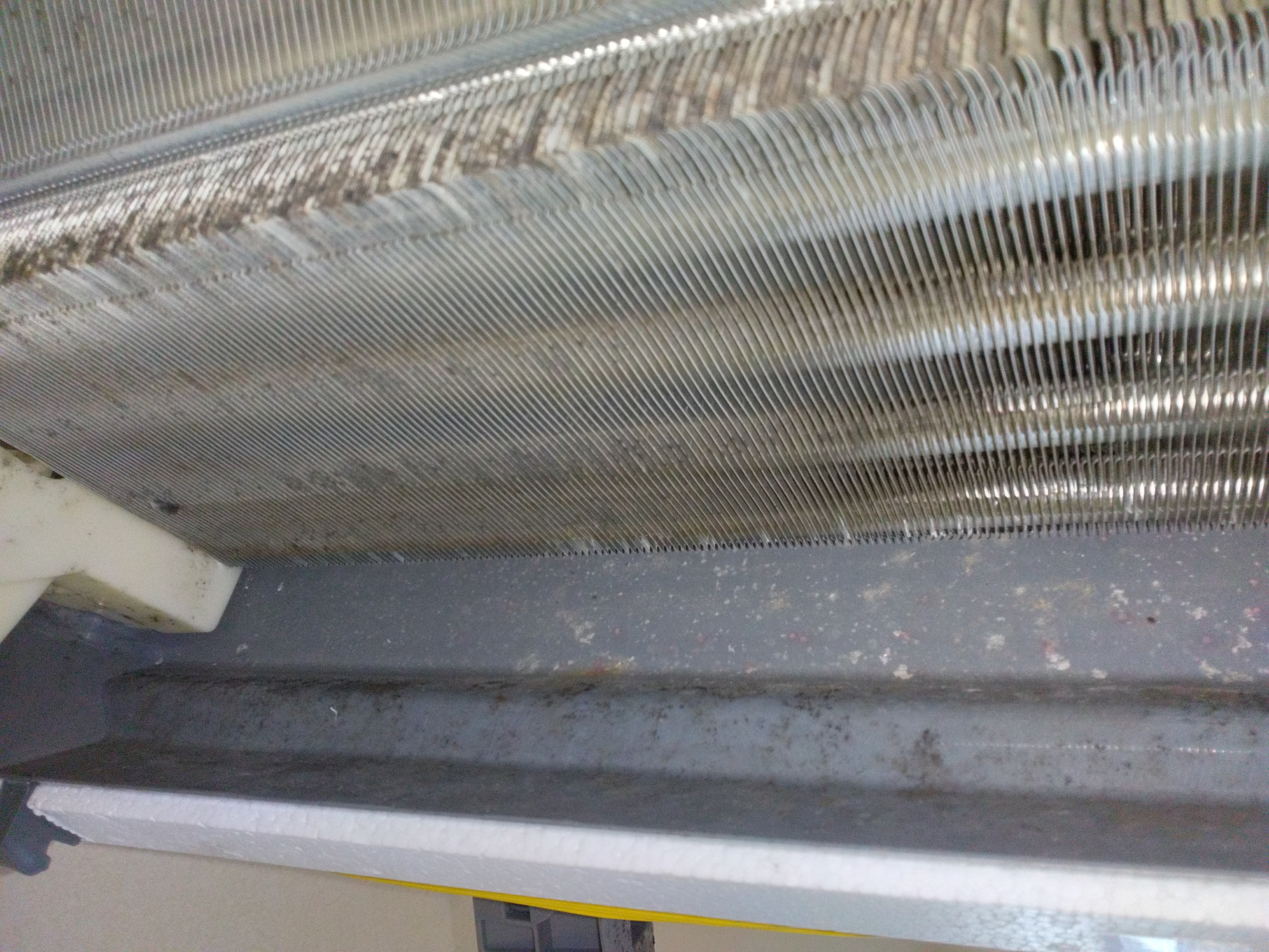 山梨県南アルプス市鏡中條のお掃除機能付きエアコンの作業前3