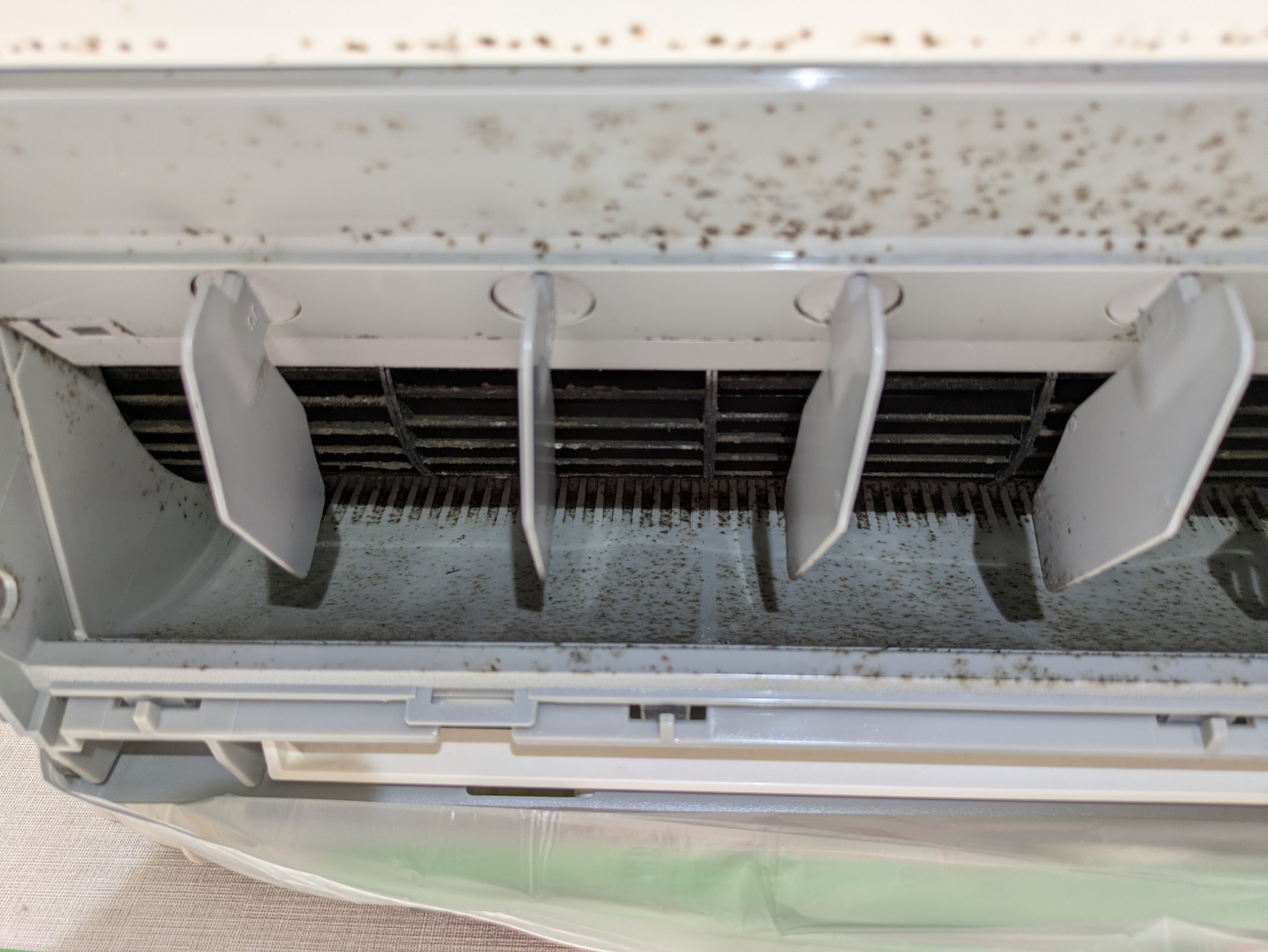 埼玉県さいたま市南区沼影のお掃除機能付きエアコンの作業前1