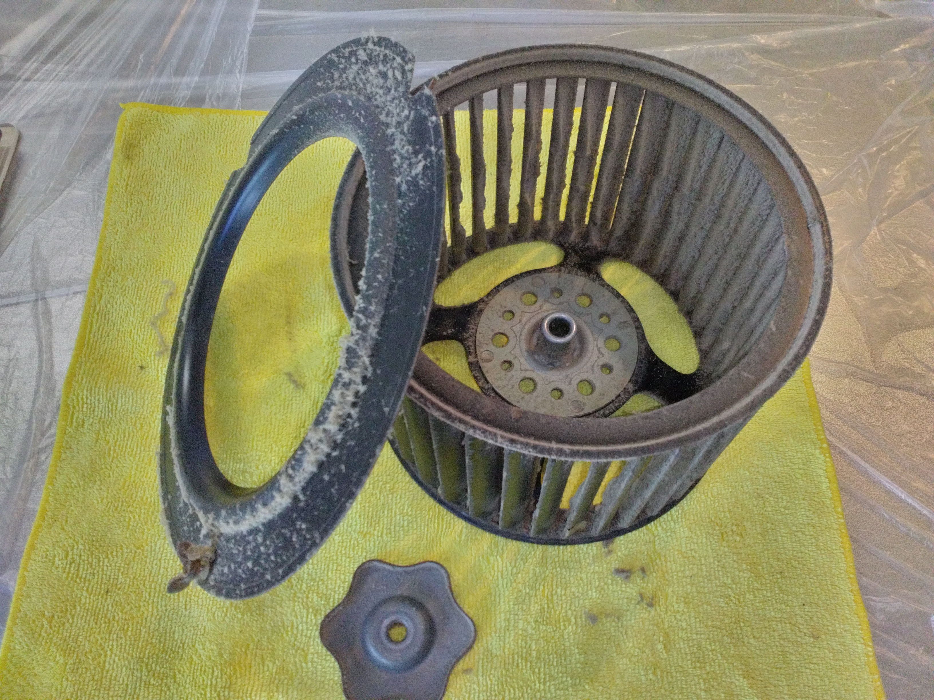 山梨県甲斐市龍地のレンジフードクリーニングの作業前1