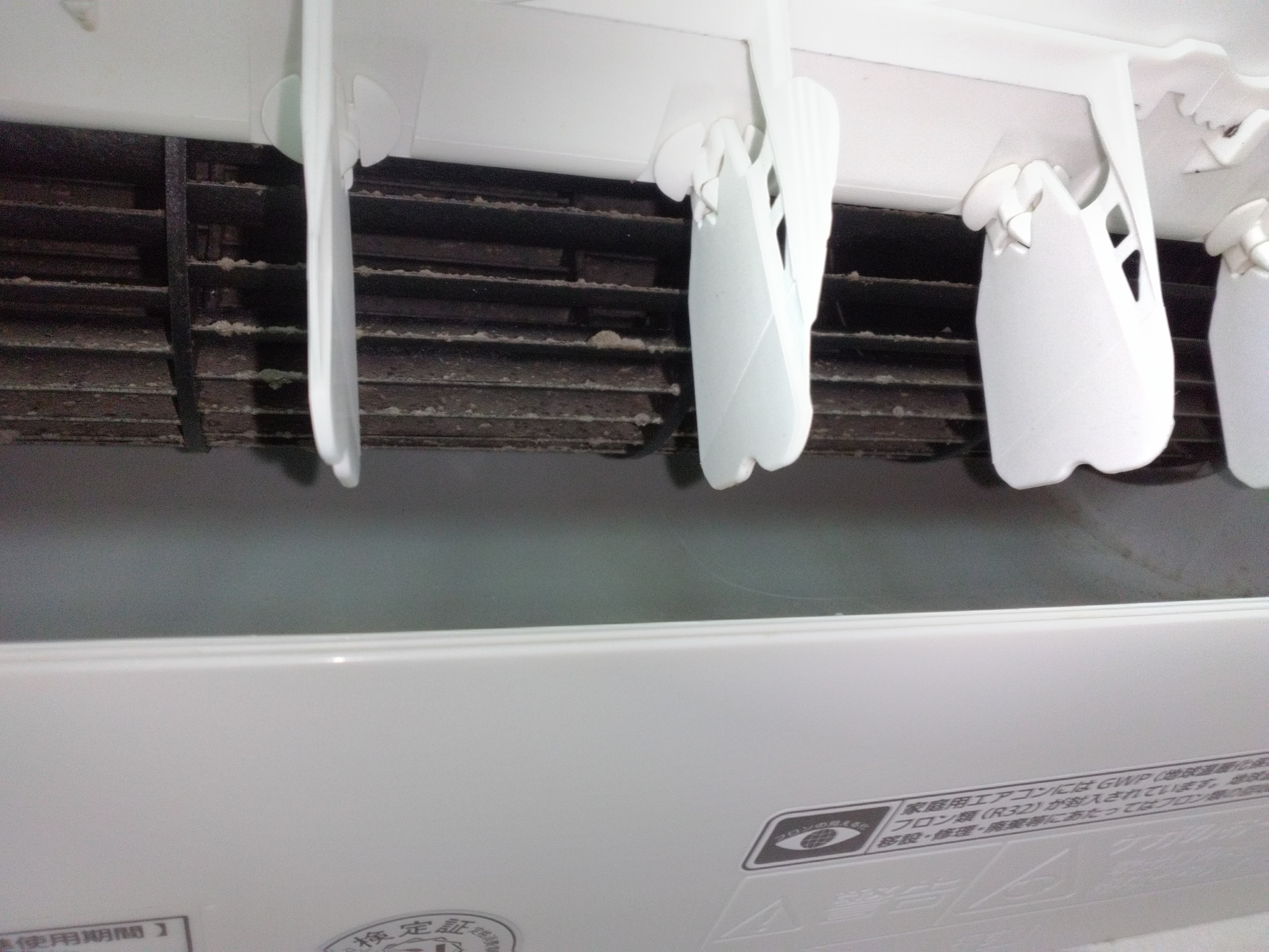 山梨県中央市東花輪の壁掛けエアコンの作業前3