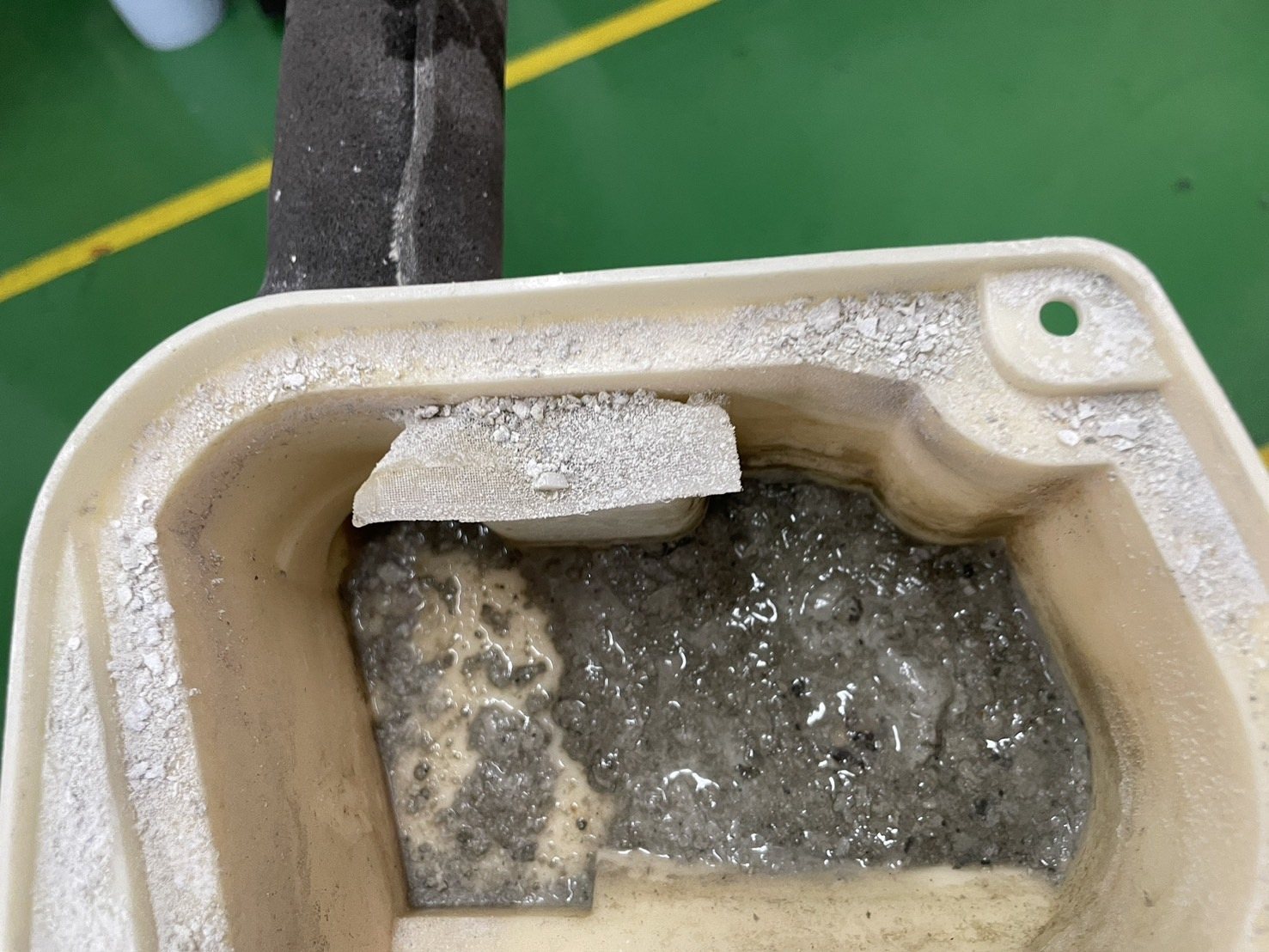 東京都文京区本郷の業務用天井吊りエアコンの作業前1