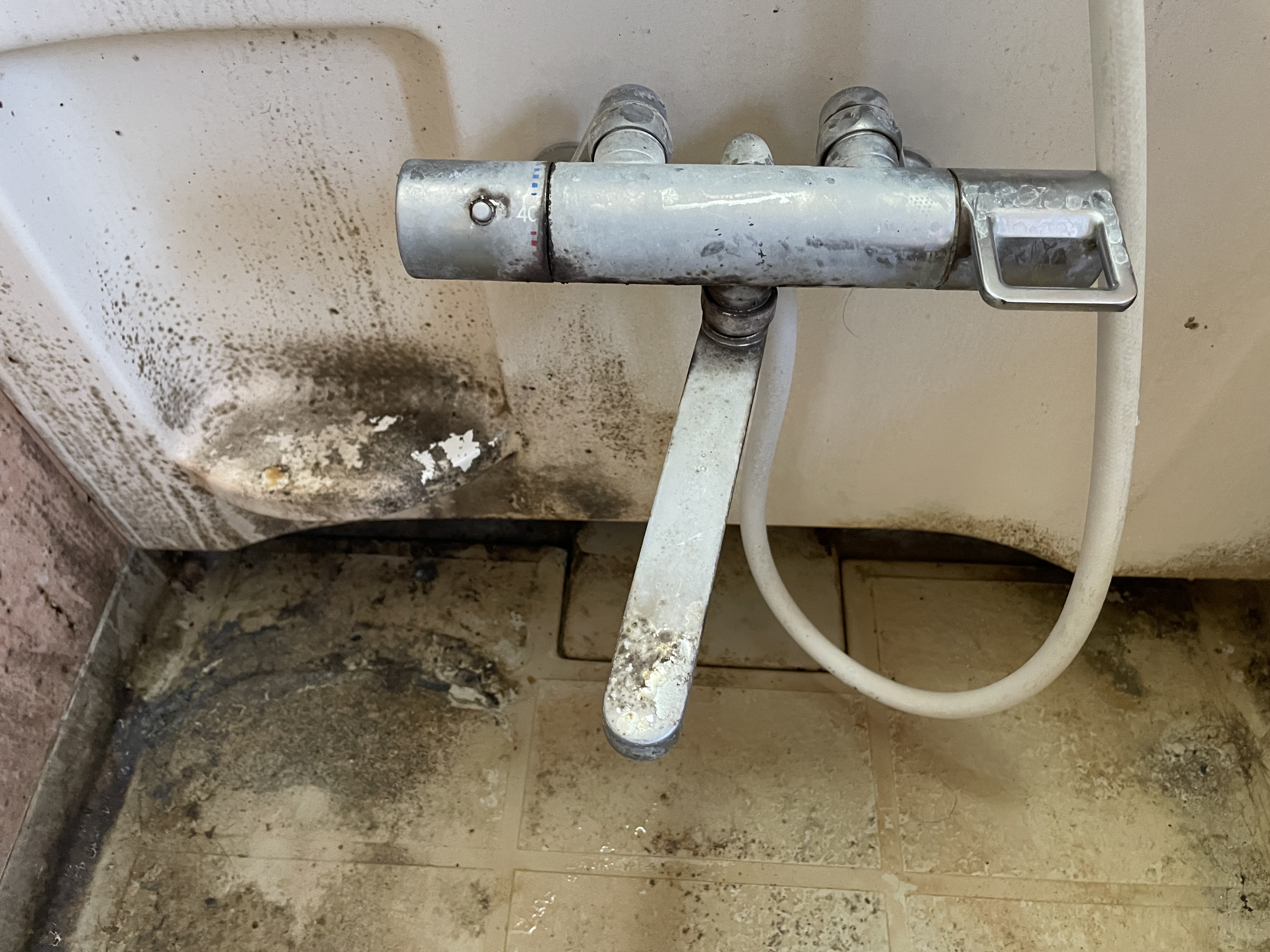 神奈川県横浜市金沢区の浴室・お風呂クリーニングの作業前1