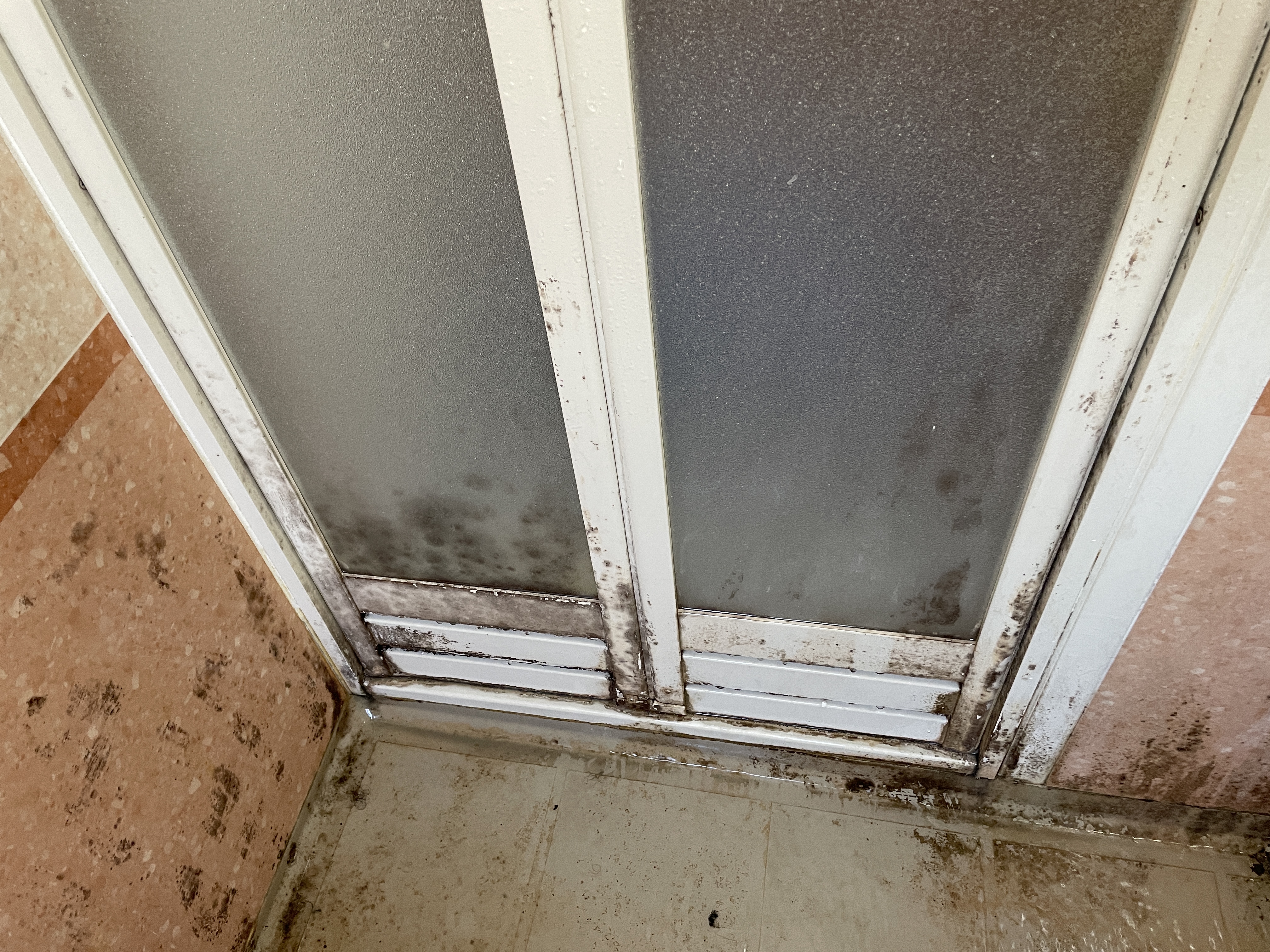 神奈川県横浜市金沢区の浴室・お風呂クリーニングの作業前2