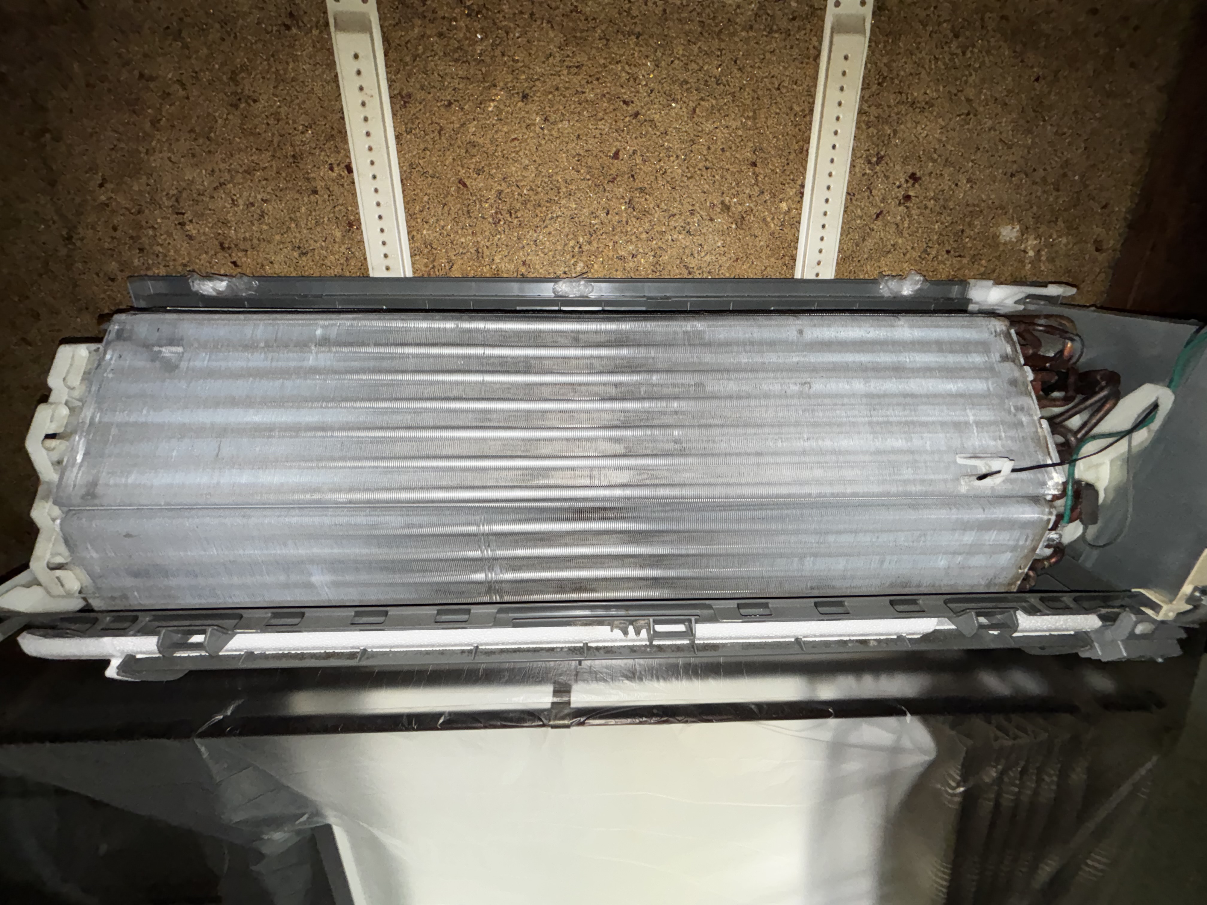 千葉県千葉市花見川区のお掃除機能付きエアコンの作業前2