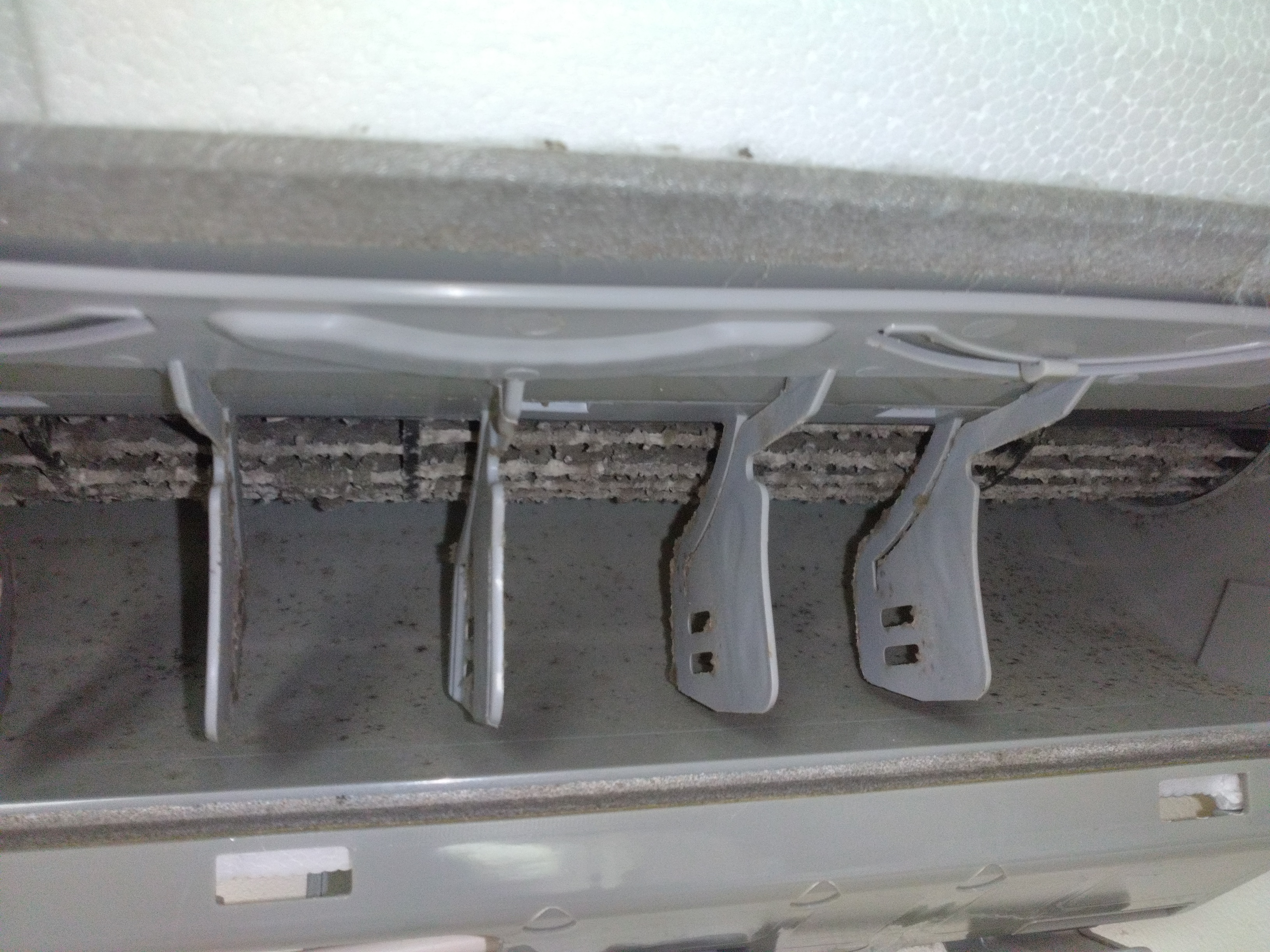 山梨県甲府市の壁掛けエアコンの作業前1