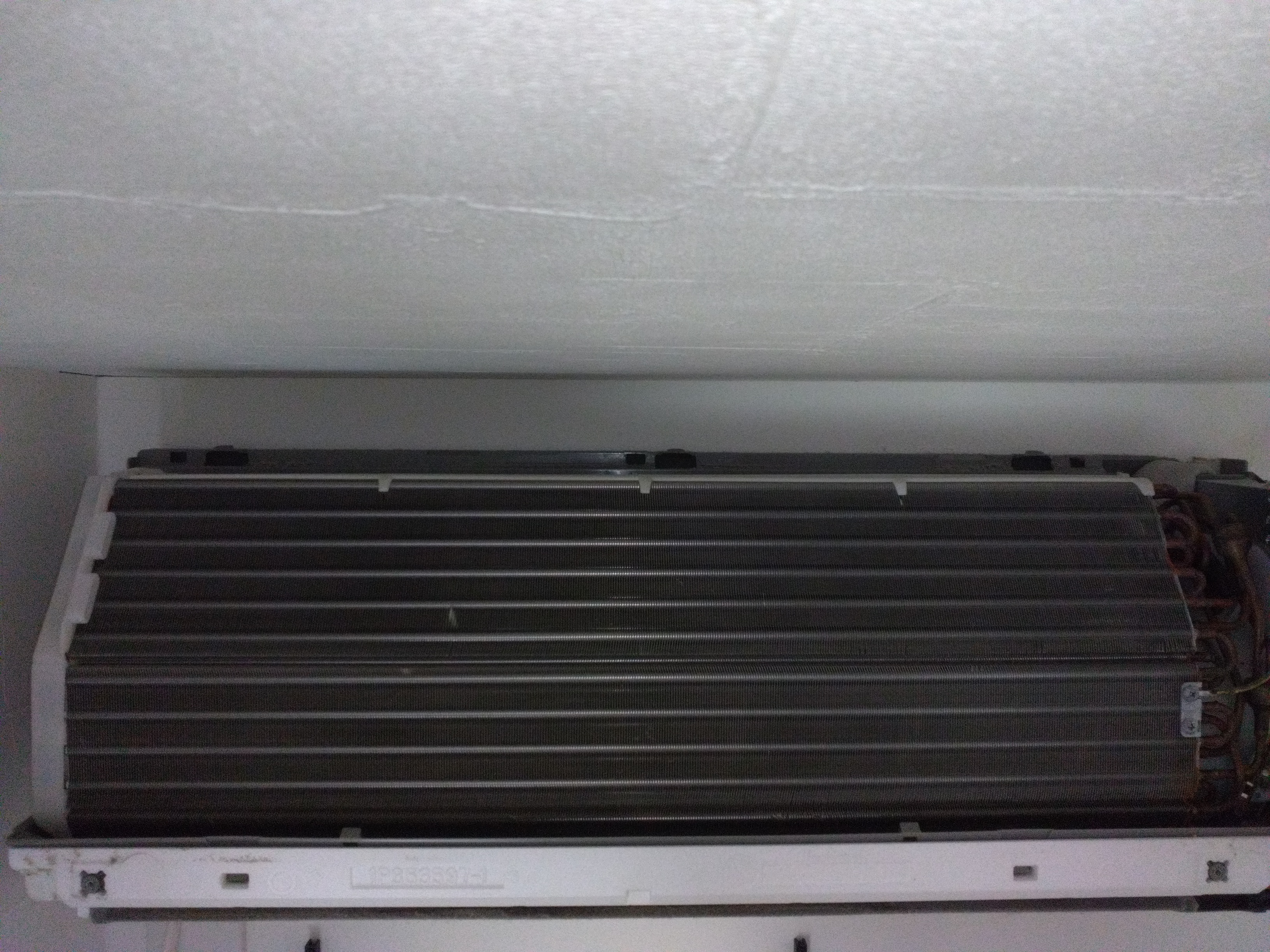 山梨県甲府市の壁掛けエアコンの作業前2