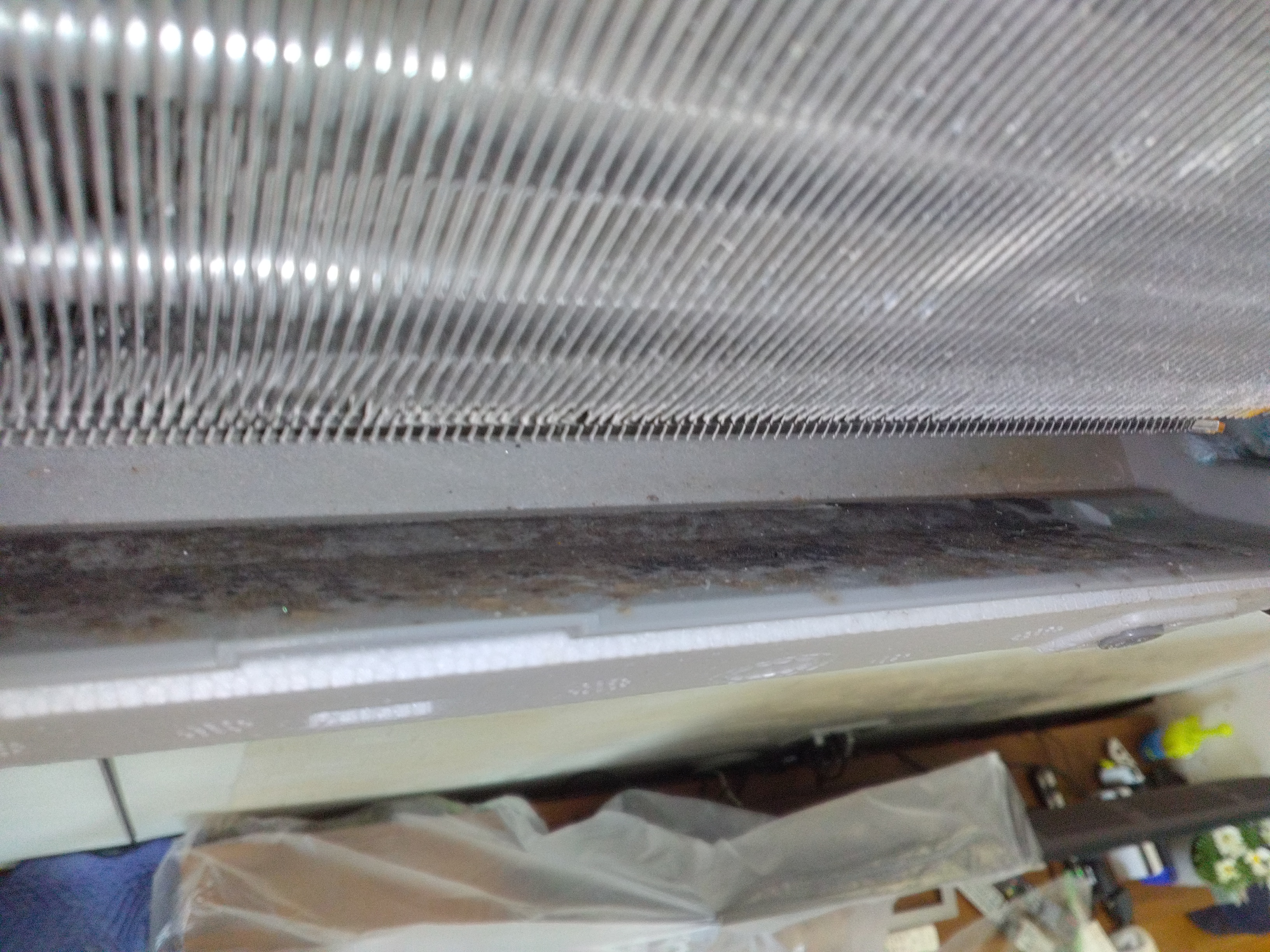 山梨県甲府市の壁掛けエアコンの作業前3