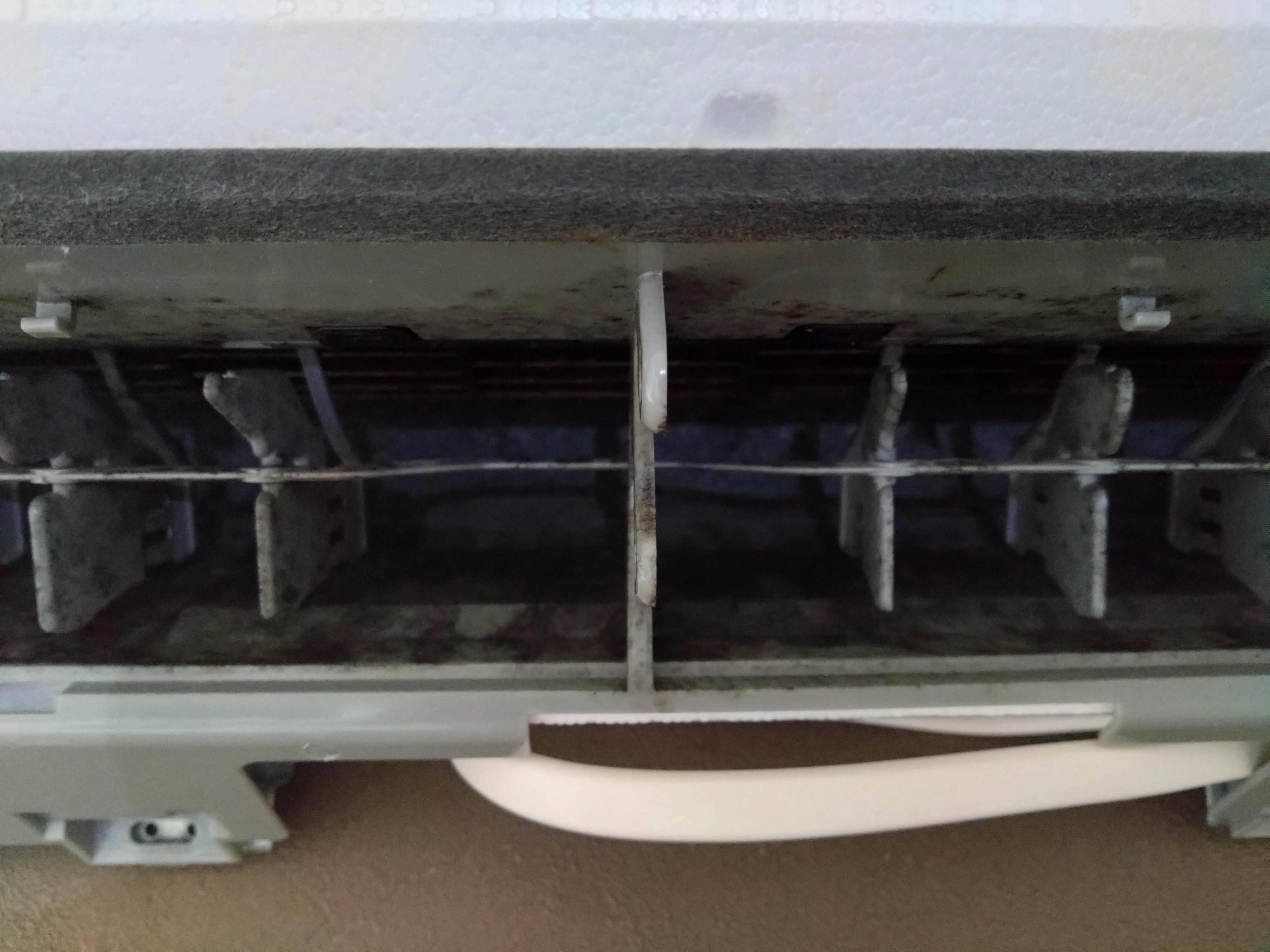 千葉県佐倉市の壁掛けエアコンの作業前2