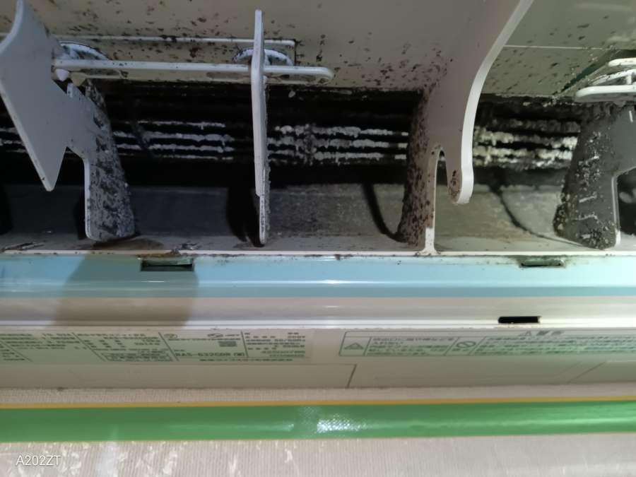 東京都大田区のお掃除機能付きエアコンの作業前1