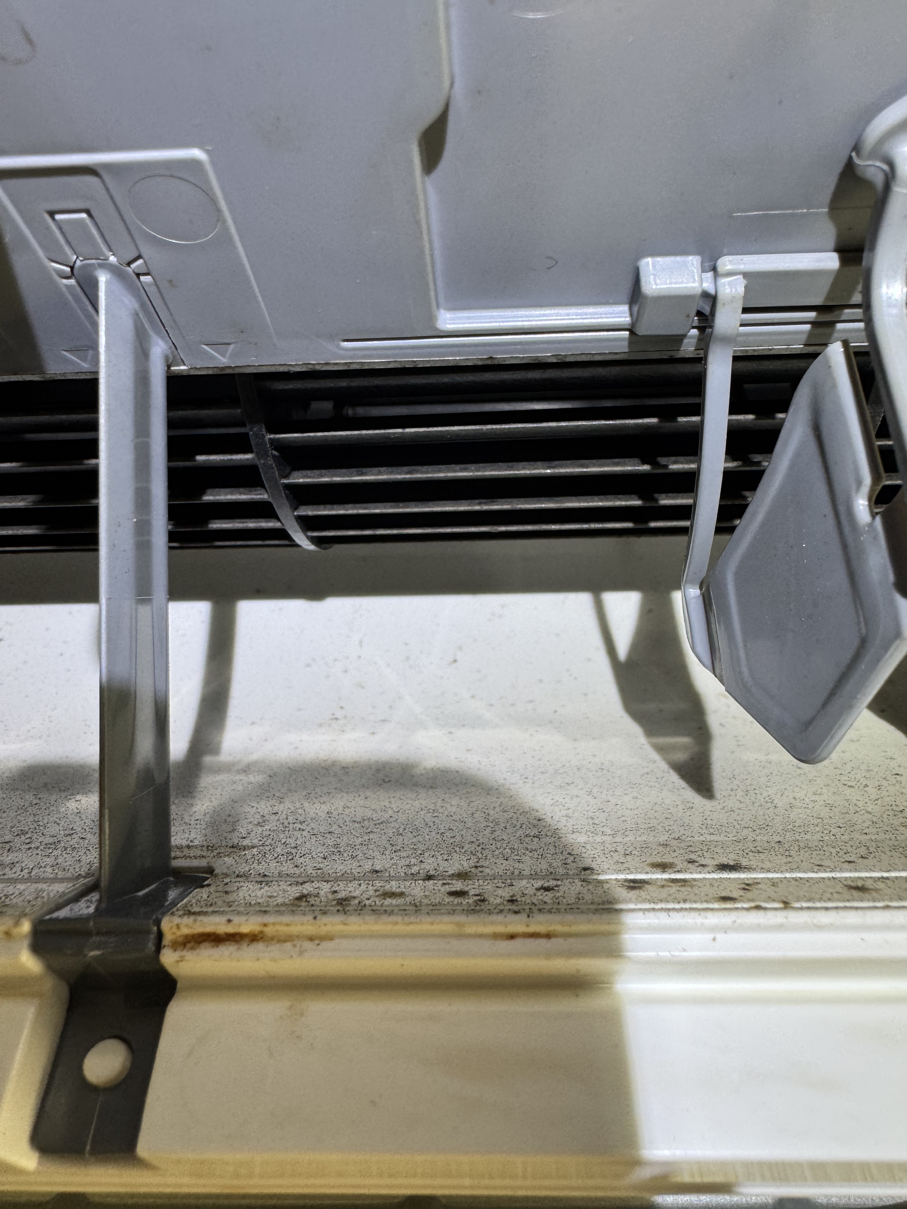 愛知県西尾市東幡豆町の壁掛けエアコンの作業前1