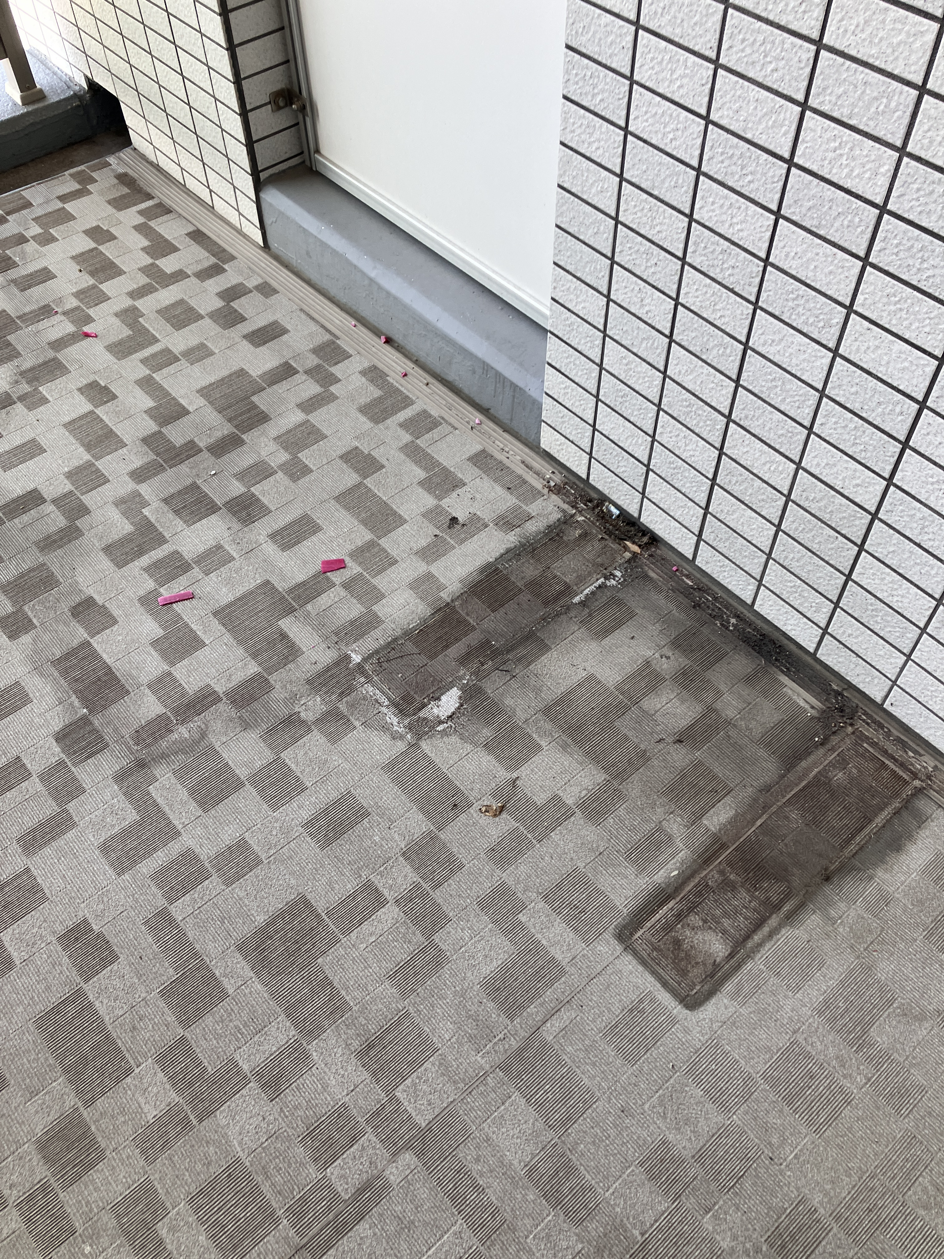 福岡県北九州市八幡西区のベランダ・バルコニークリーニングの作業前2