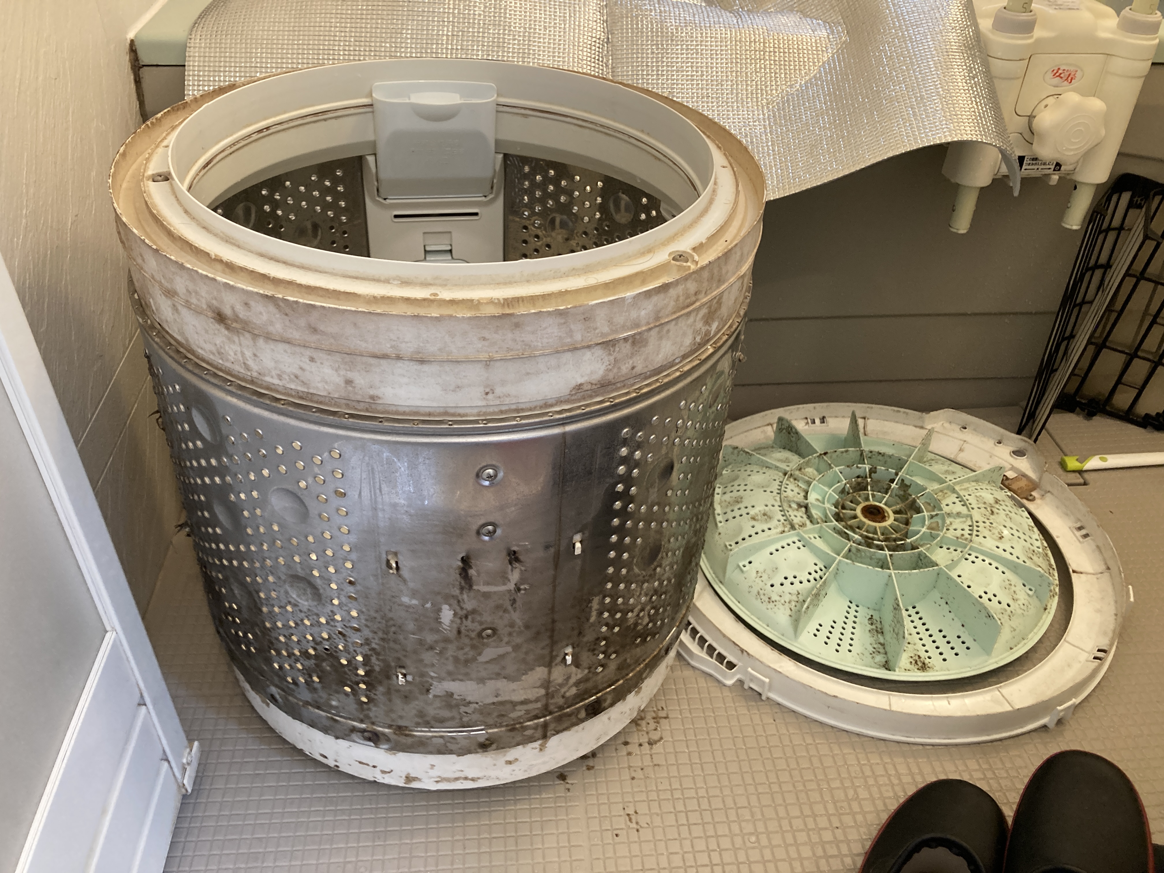京都府京都市南区久世大薮町の洗濯機分解クリーニングの作業前1