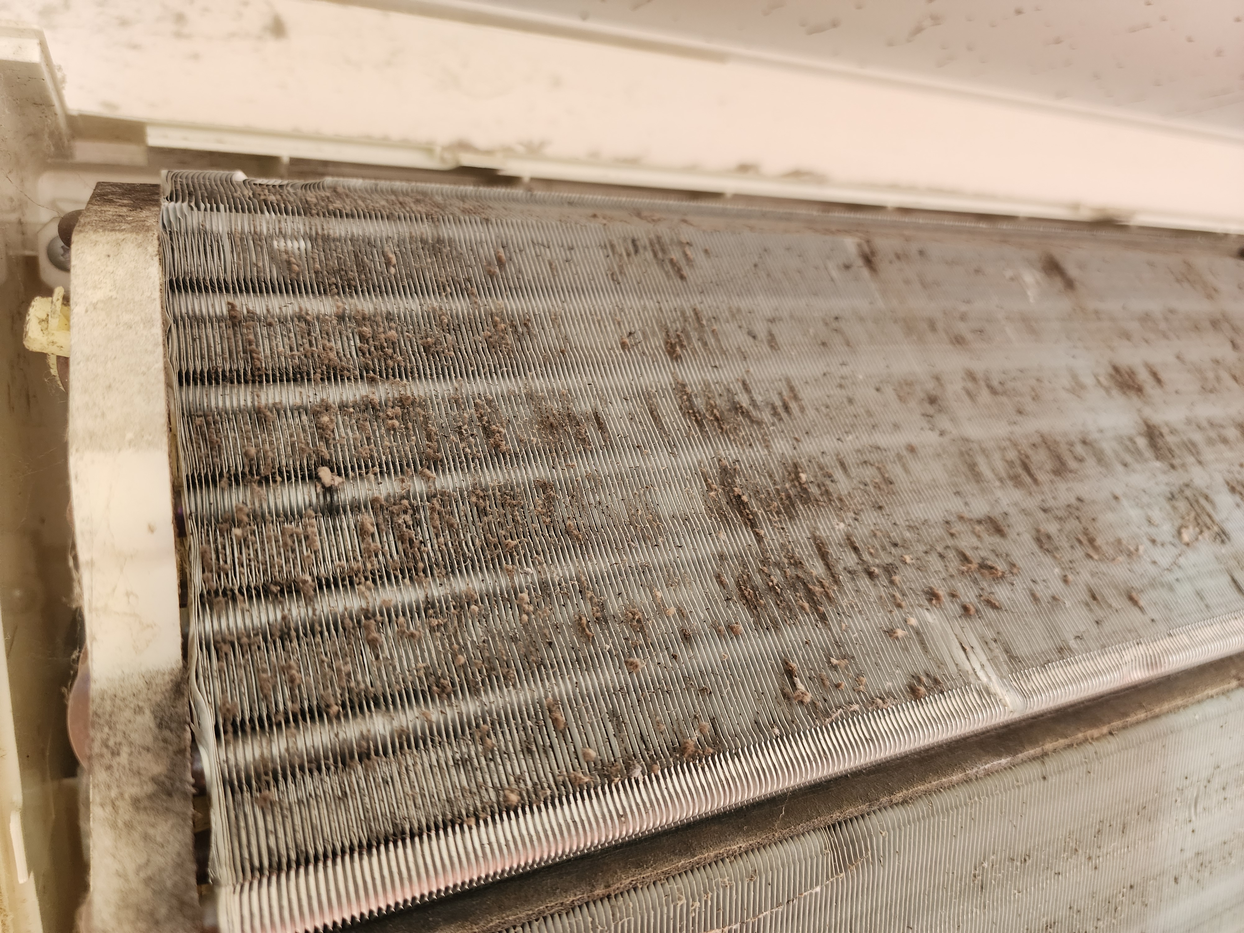 栃木県栃木市の業務用壁掛けエアコンの作業前1