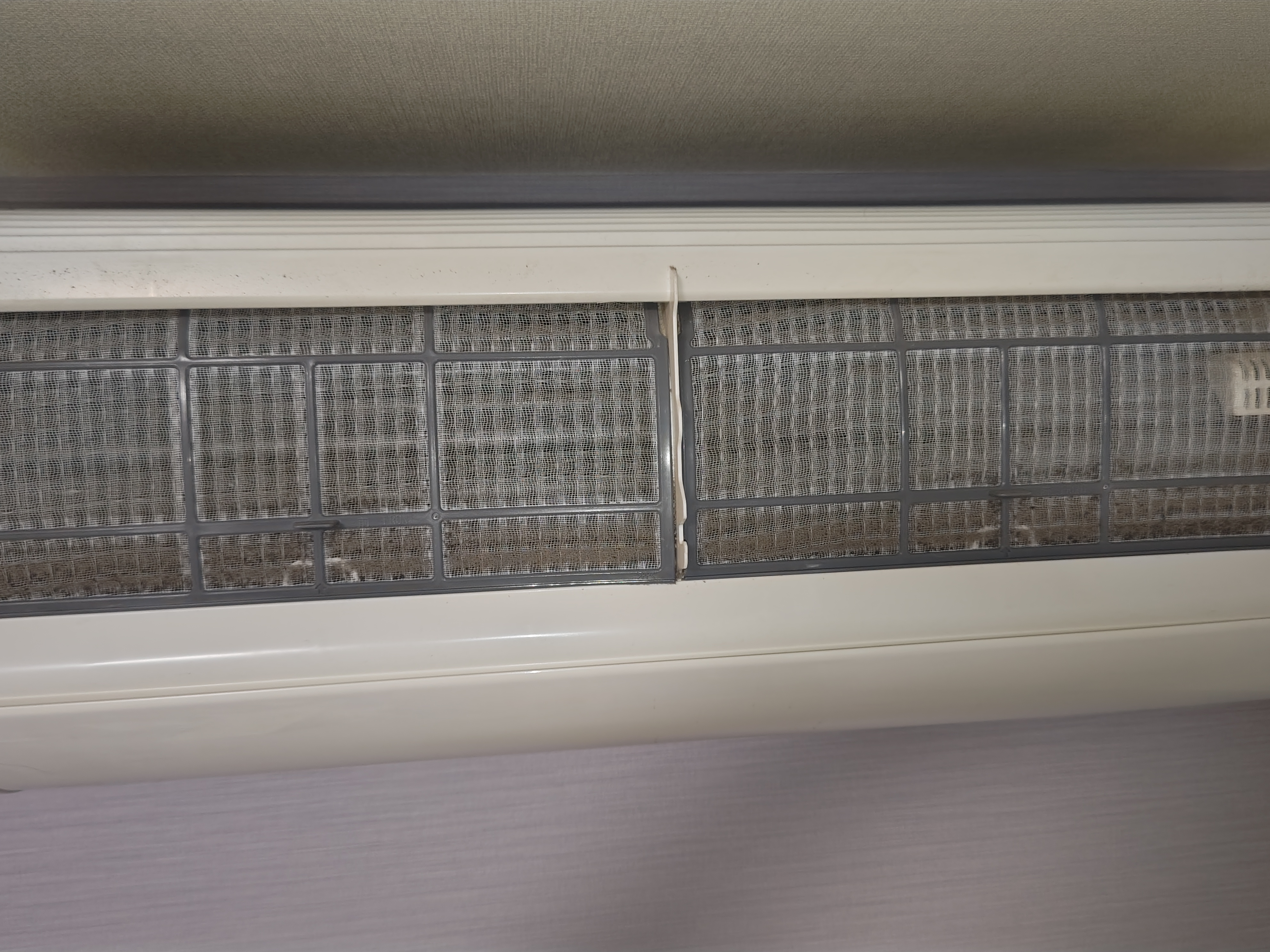 東京都新宿区西新宿の壁掛けエアコンの作業前2