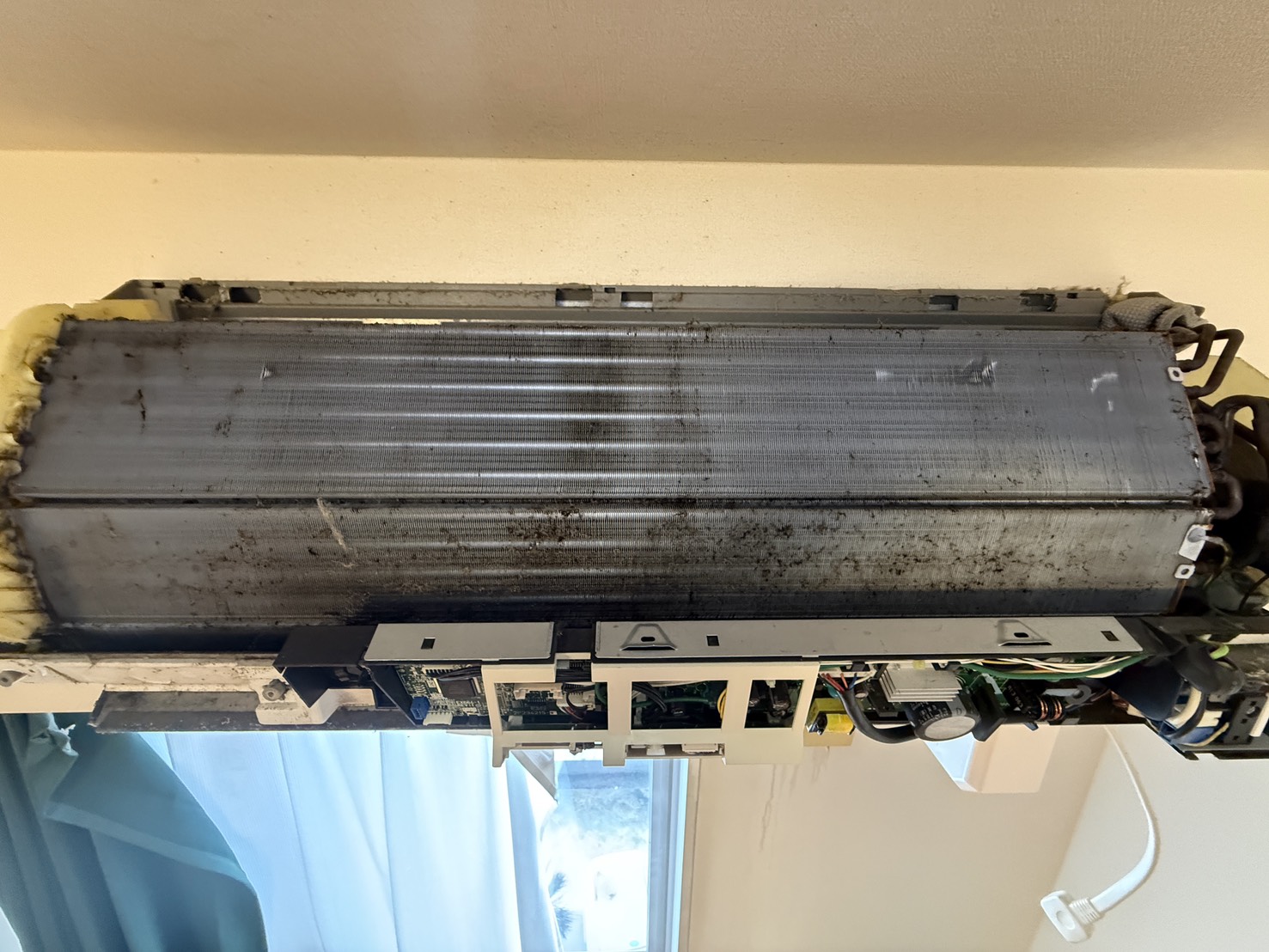 東京都北区赤羽台のお掃除機能付きエアコンの作業前2