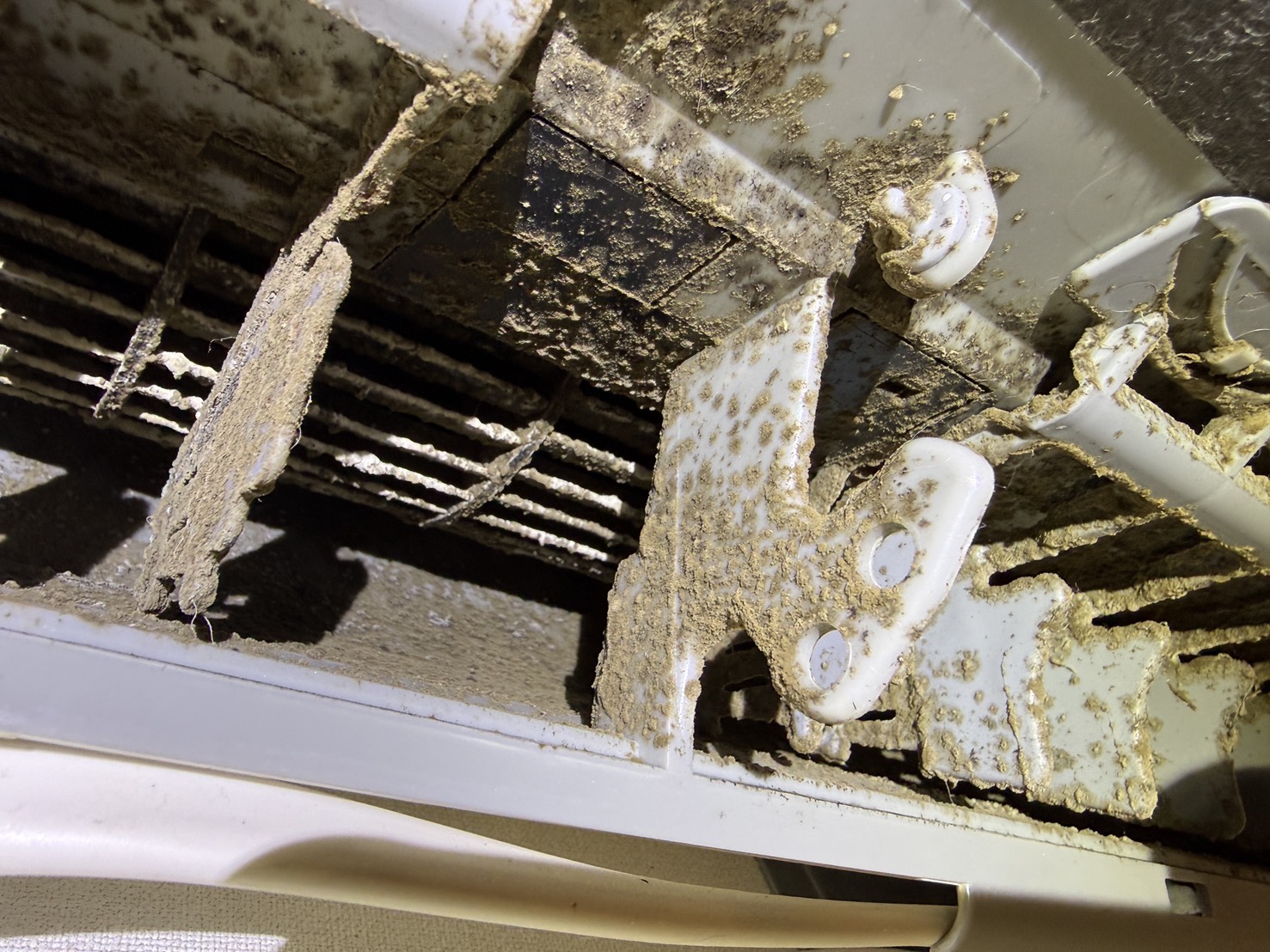 東京都北区赤羽台のお掃除機能付きエアコンの作業前3