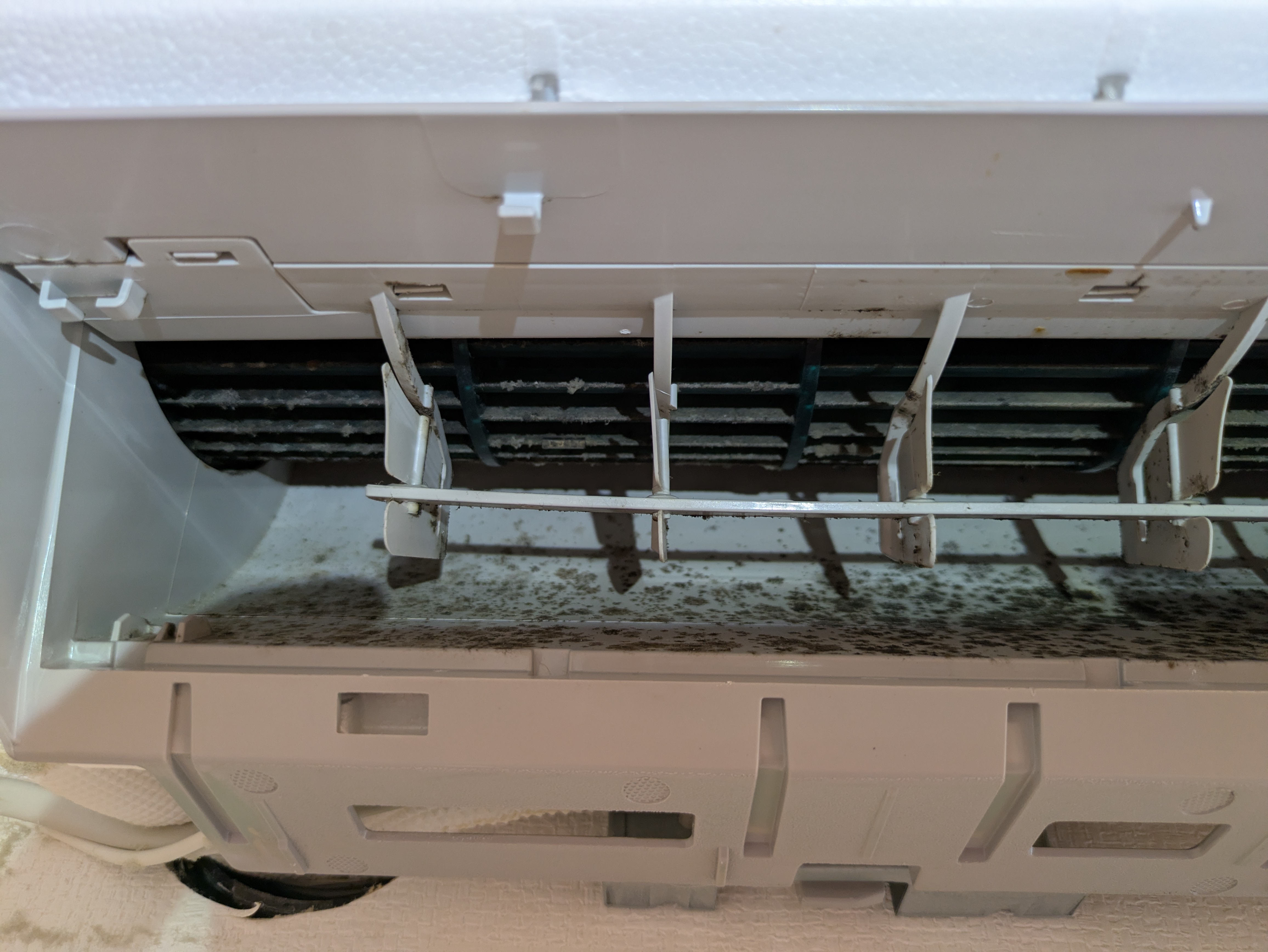 埼玉県さいたま市見沼区東大宮の壁掛けエアコンの作業前3