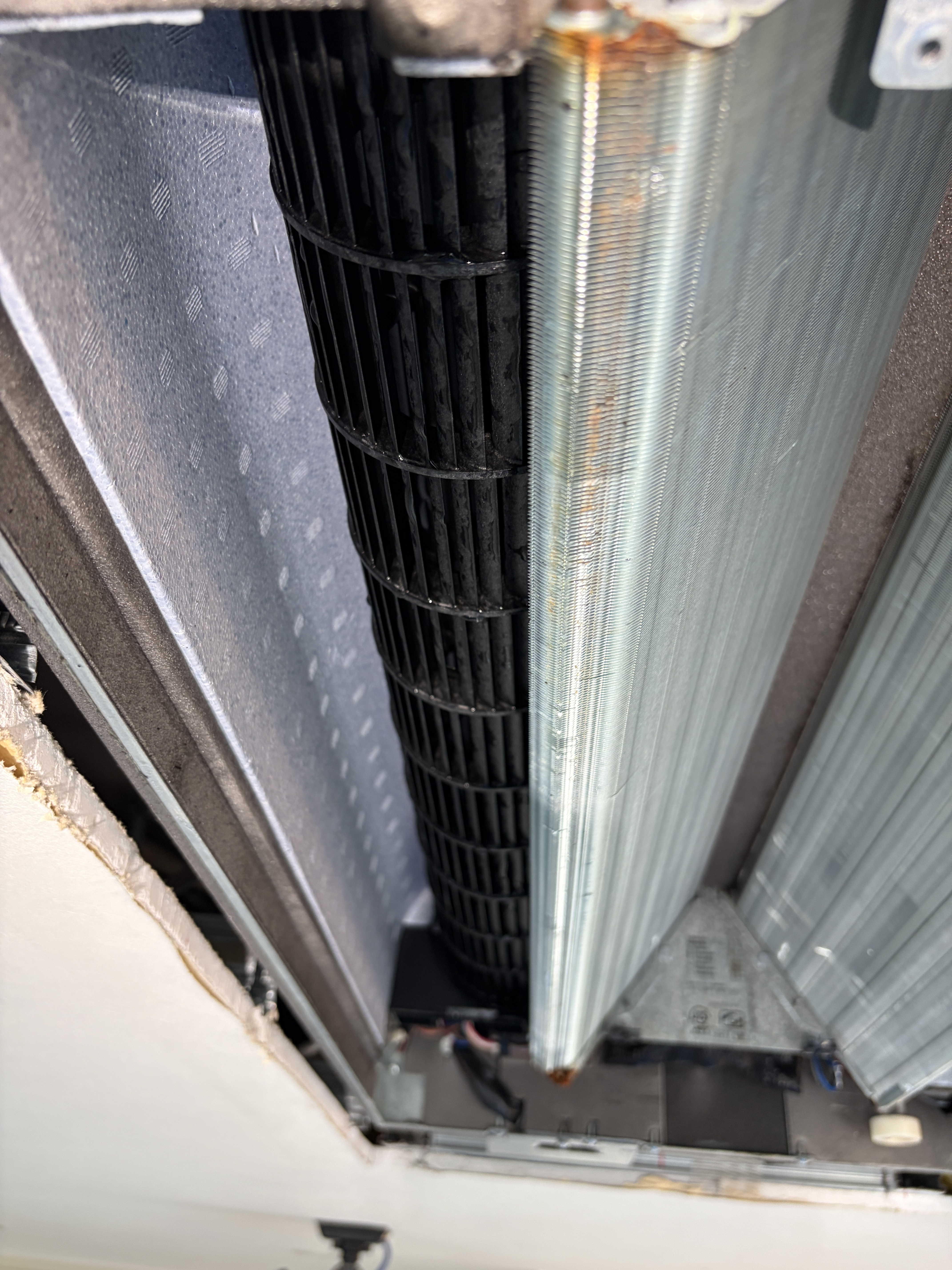 東京都江戸川区の家庭用天井埋め込みエアコンの作業後2