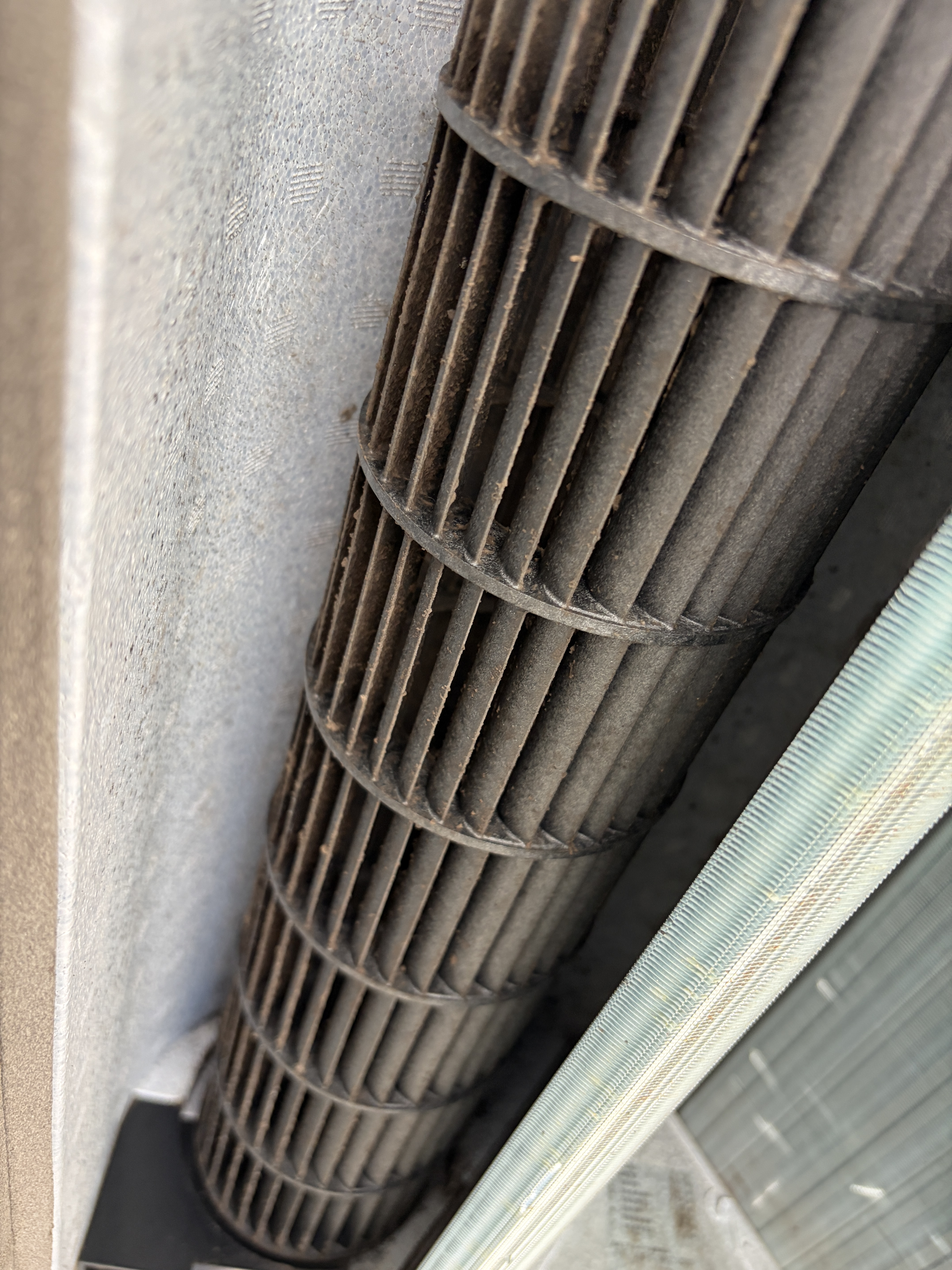 東京都江戸川区の家庭用天井埋め込みエアコンの作業前1