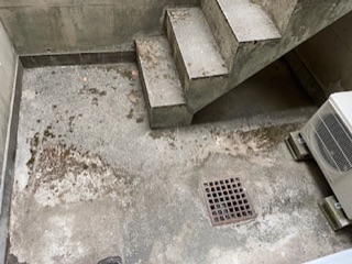 東京都世田谷区弦巻のベランダ・バルコニークリーニングの作業前1