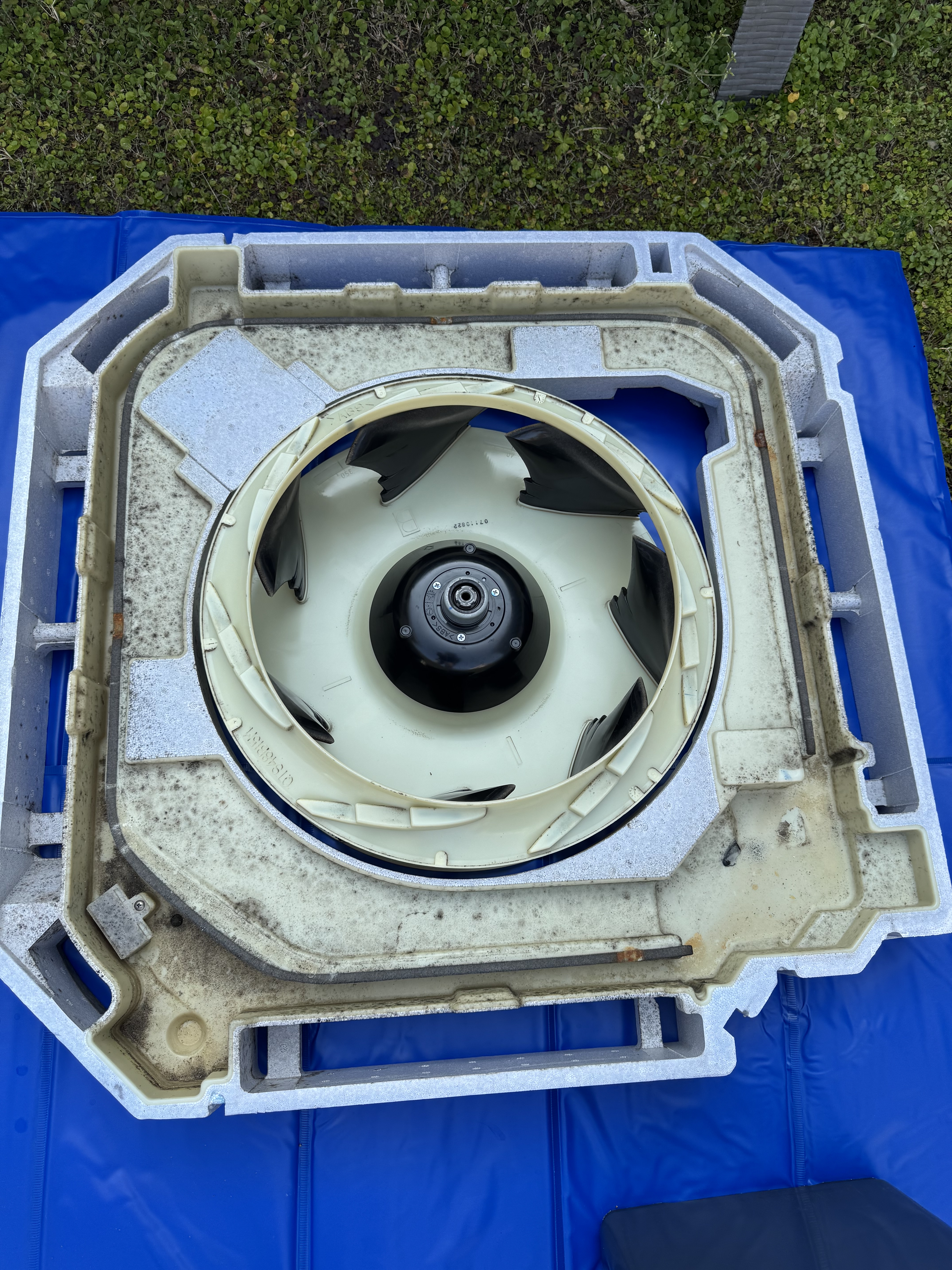 愛知県西尾市田貫町の業務用天井埋め込みエアコンの作業前1