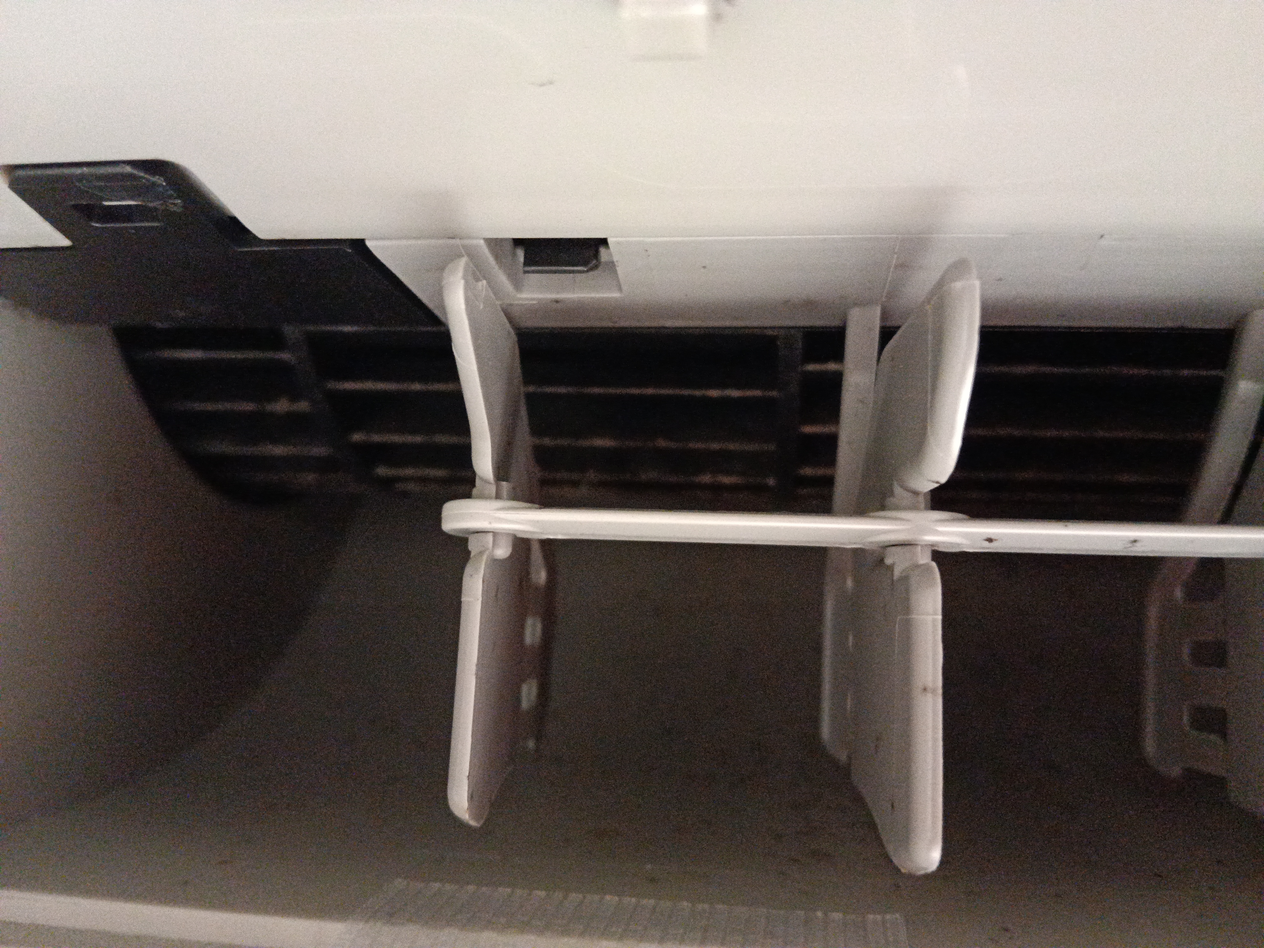 神奈川県伊勢原市のお掃除機能付きエアコンの作業前1