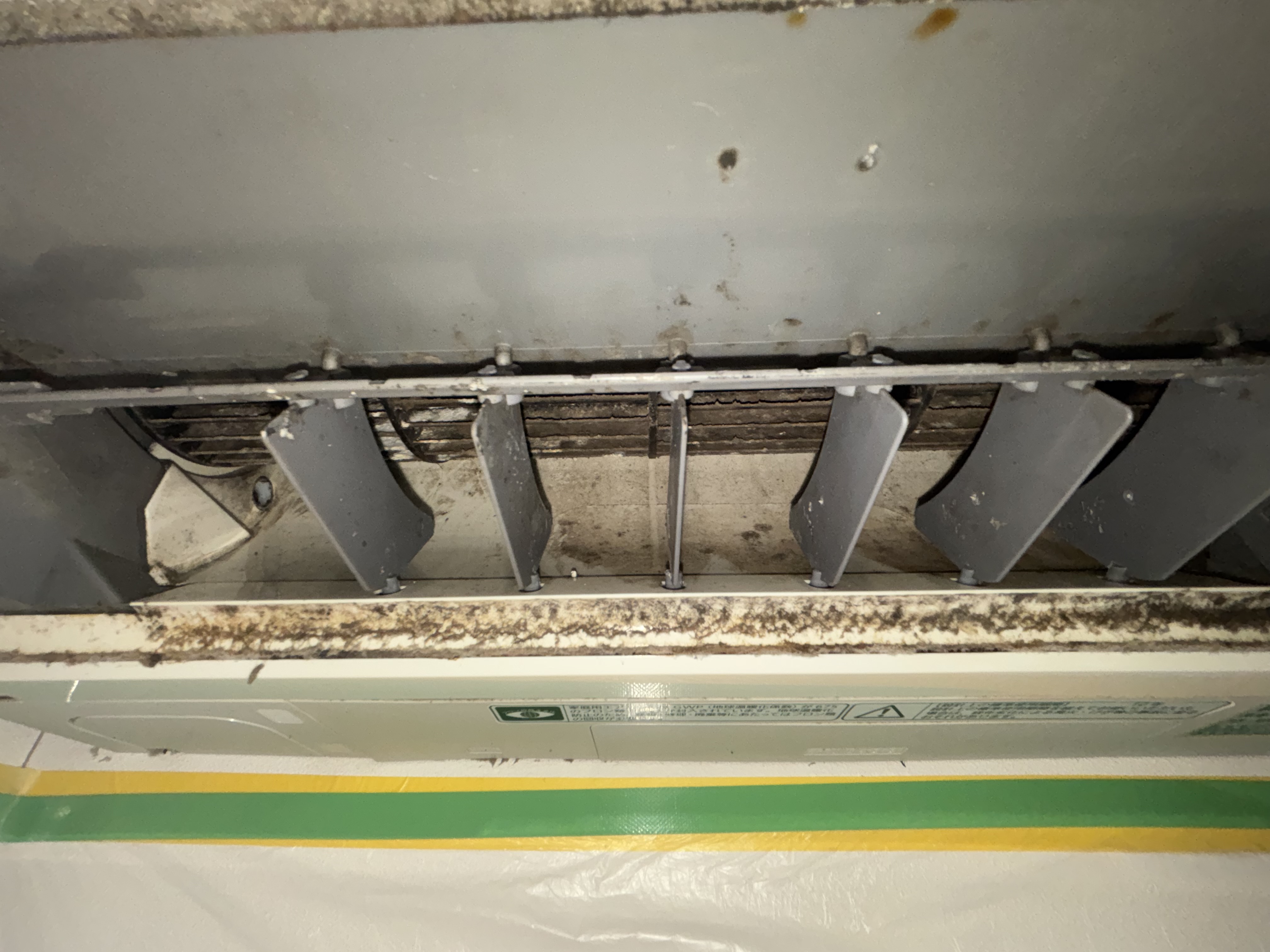 埼玉県川口市のお掃除機能付きエアコンの作業前1