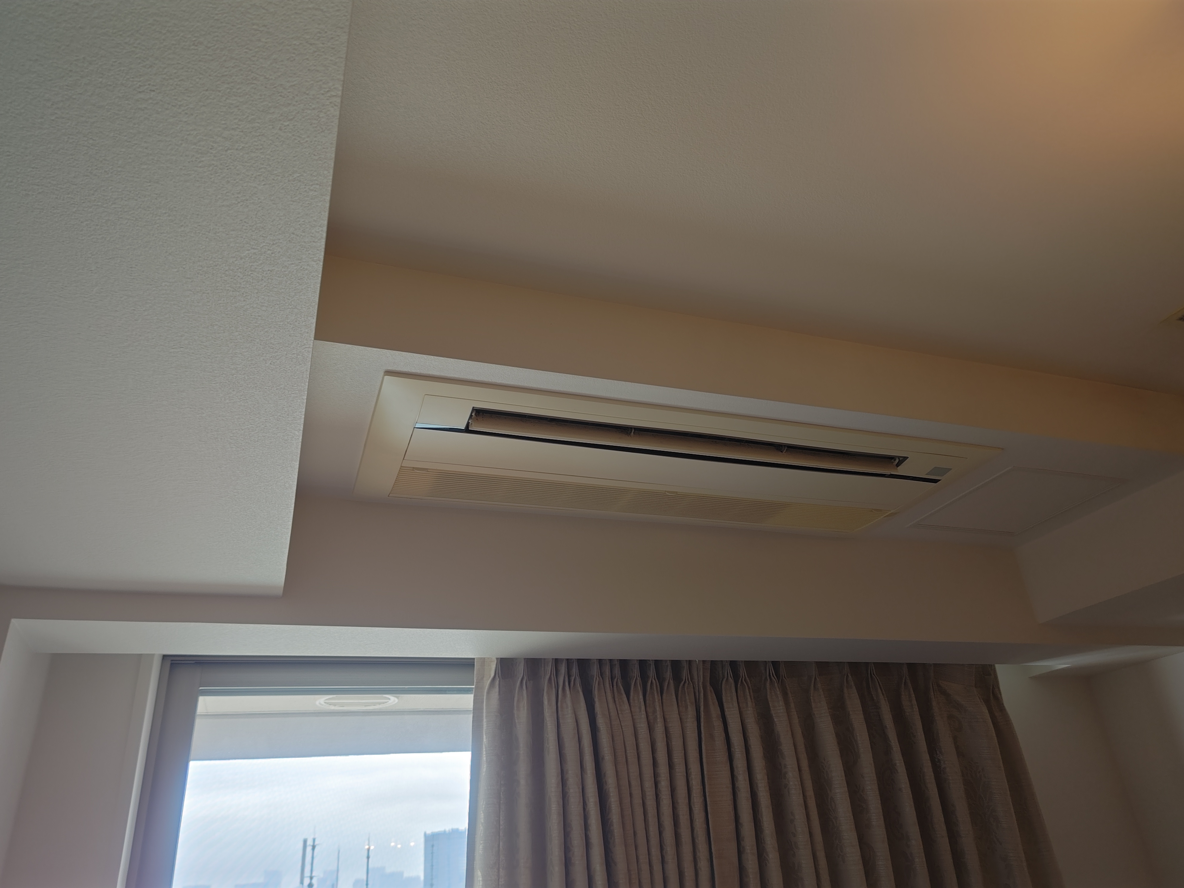 東京都新宿区富久町の家庭用天井埋め込みエアコンの作業前1