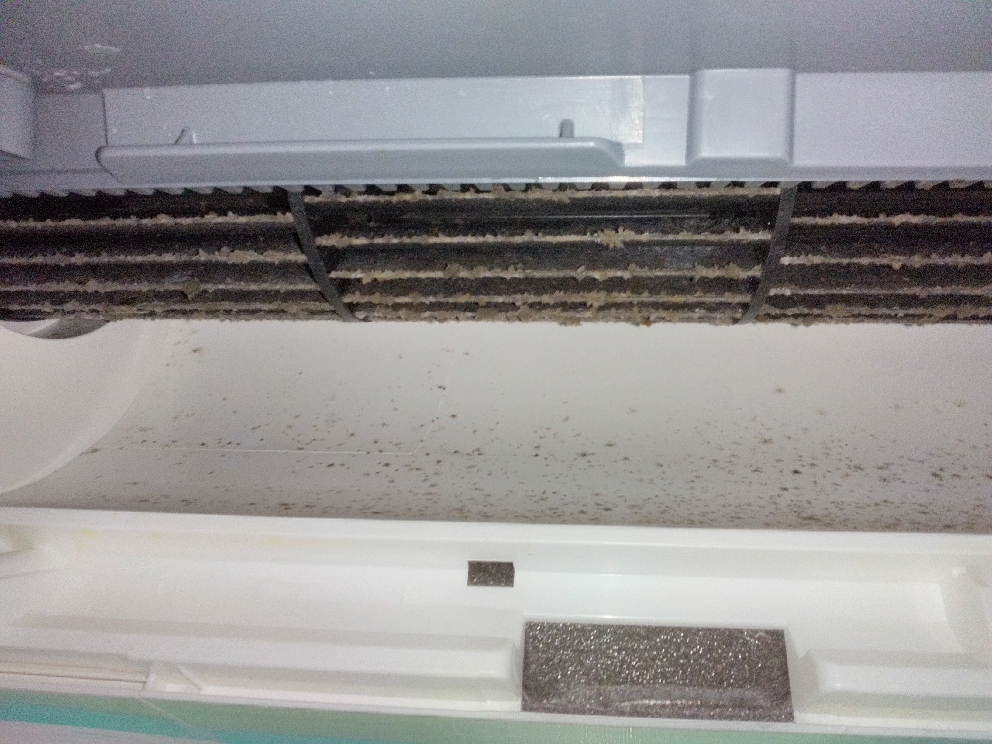 山梨県甲府市上今井町の壁掛けエアコンの作業前2