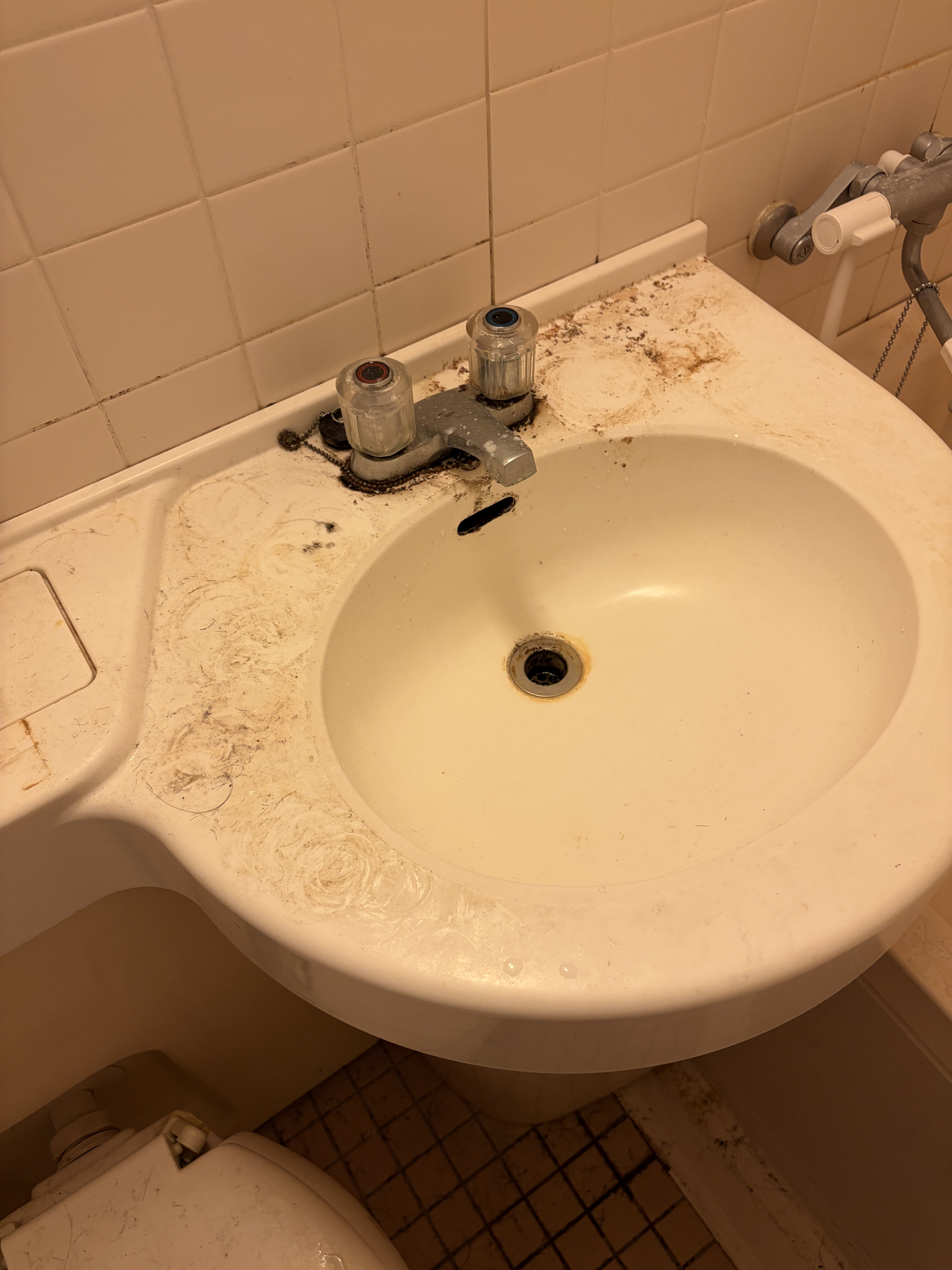 東京都北区滝野川の洗面所クリーニングの作業前1