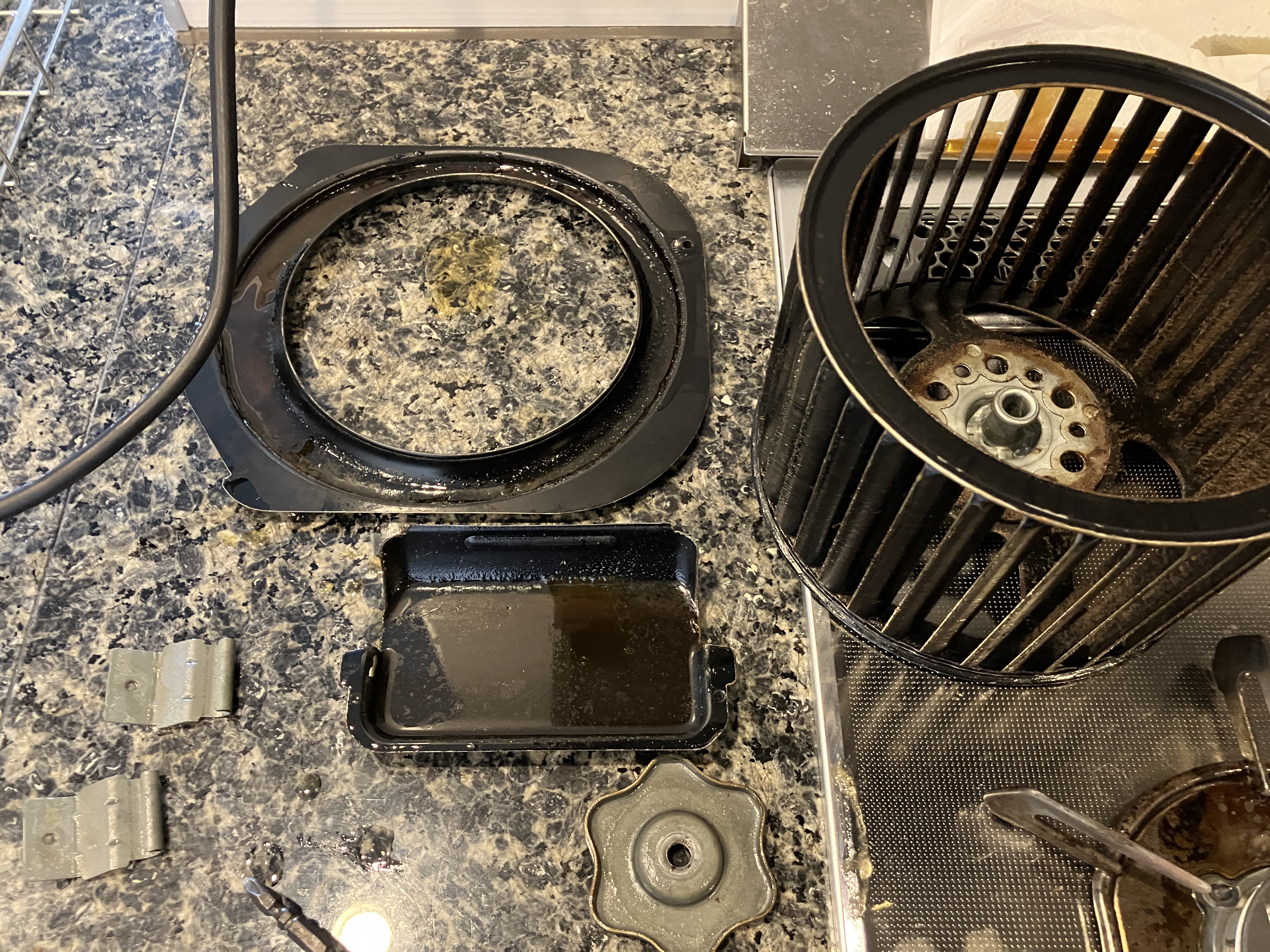 神奈川県川崎市中原区小杉町のレンジフードクリーニングの作業前2