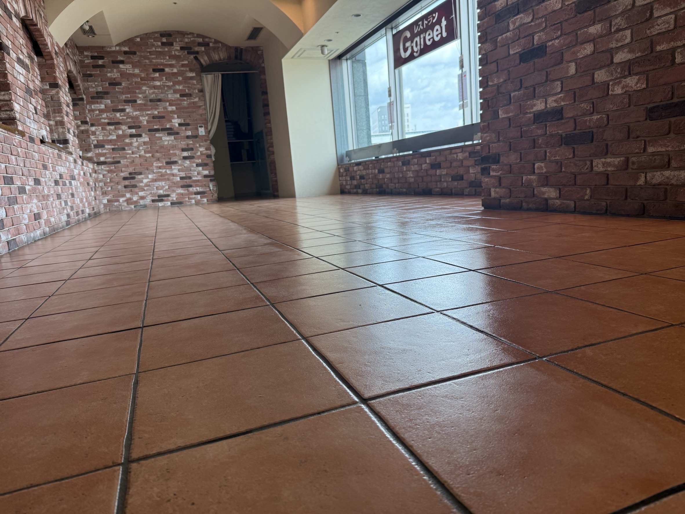 岩手県盛岡市盛岡駅前西通の飲食店清掃の作業後1